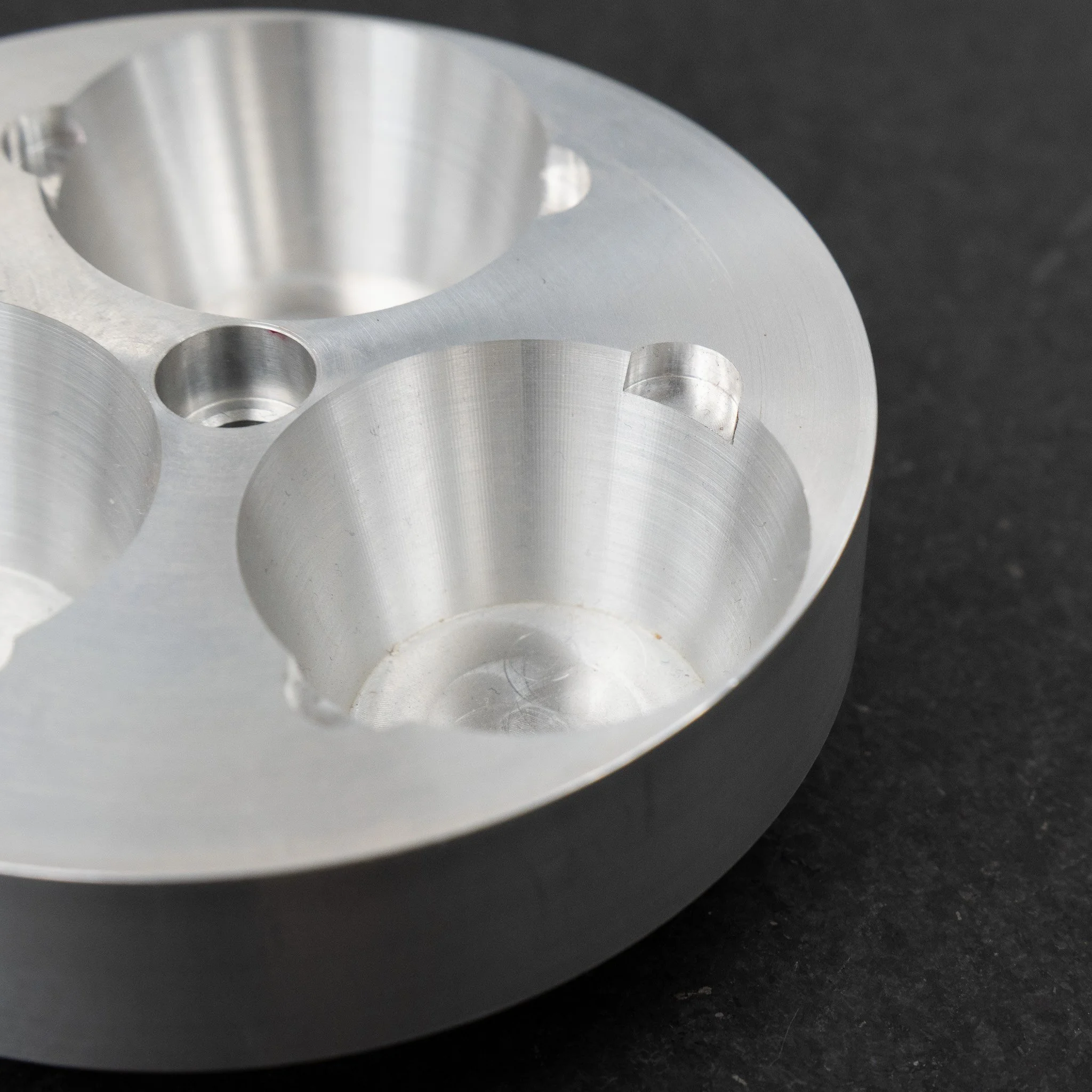 Aluminum tray with precise milling
