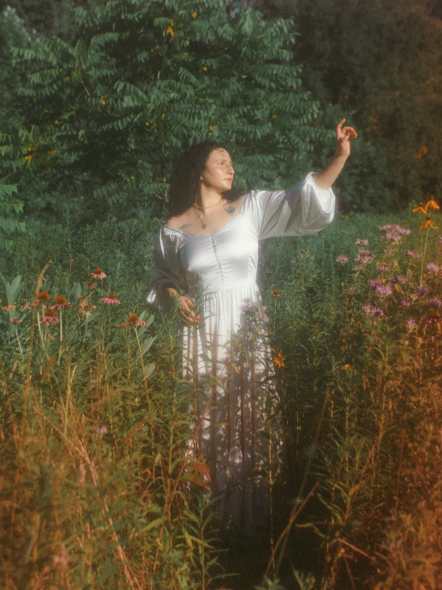 encountered a fairy in her natural habitat ✨

rachel was one of my earliest models and always comes to me with the loveliest ideas. i have missed creative photoshoots like these, so it was lovely to be frolicking in a field together. the haze and aur