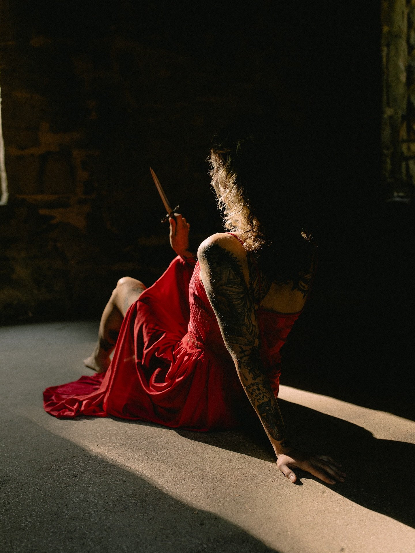 when asked to take photos at a castle of @jaay_teezy wearing chain mail, you absolutely say yes 🗡️
.
.
.
.
.
#indiephoto #indiephotographer #smallphotographer #ohiophotographer #canon #canoncamera #squirescastle #eos5dmarkiv #5dmarkiv #dslr #lightro