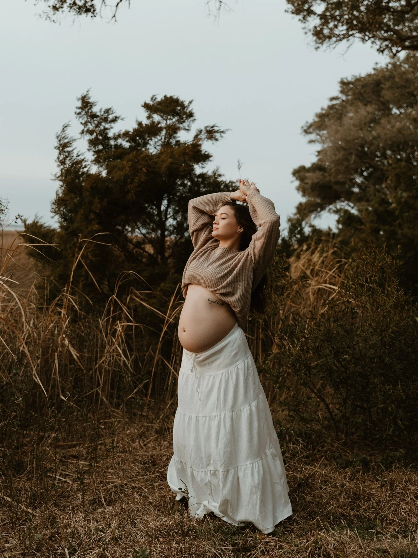 My best friend is having a baby 🥹 Caught the tail end of sunset yesterday to capture these beautiful maternity photos at Fort Fisher for Taylor 🖤 
#ncphotographer #fortfisher #maternityphotoshoot #sunset #goldenhour