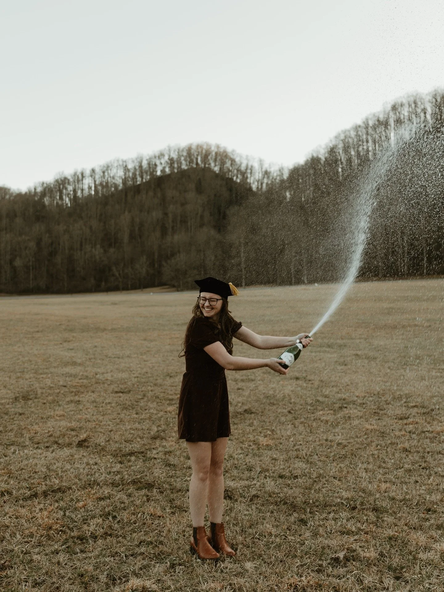 First graduation session of the spring started in Oconaluftee 🖤✨
#2026graduate #ncphotographers #greatsmokymountains #oconaluftee #graduation