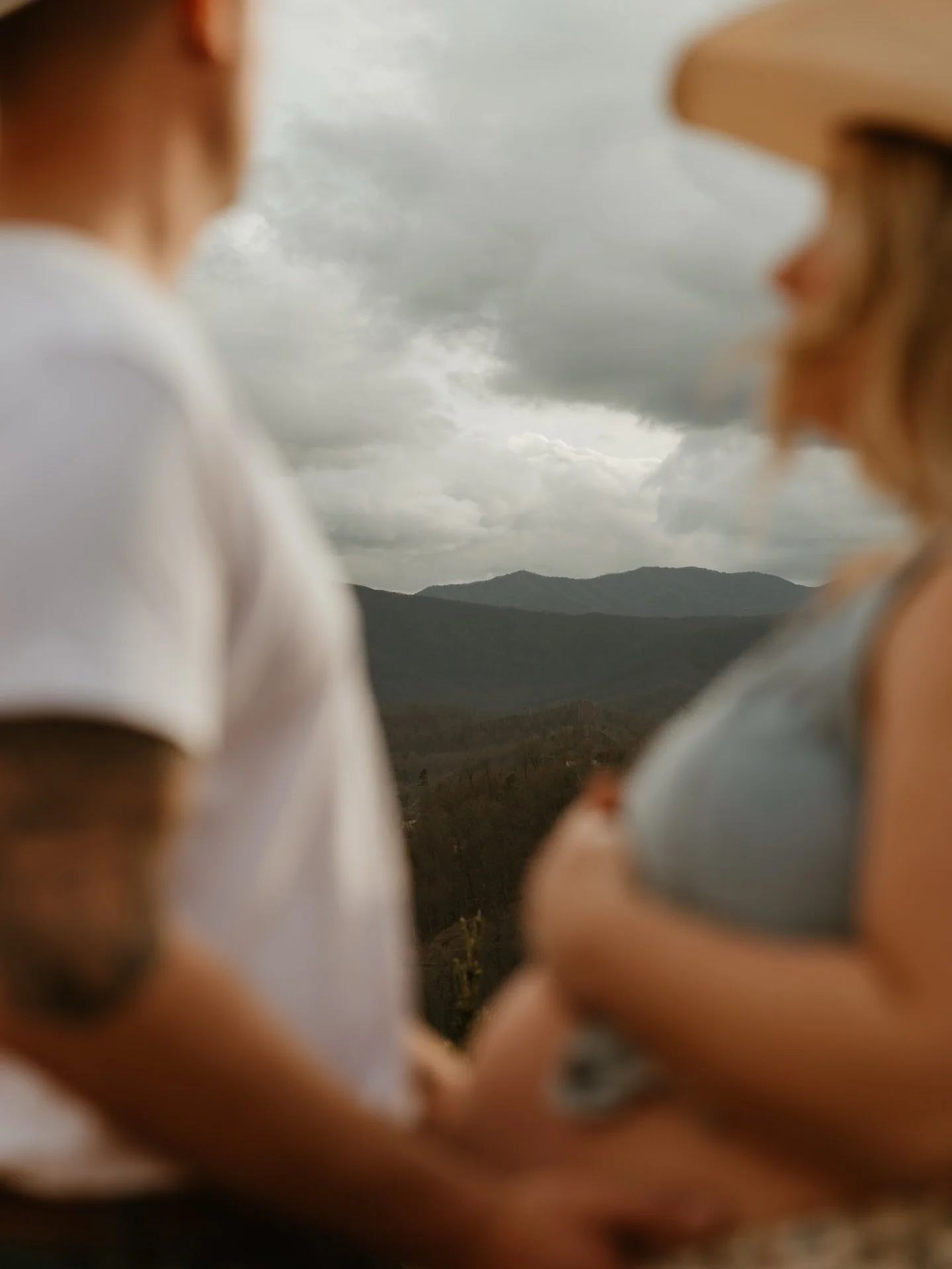 Swipe to the end for a silly photo 🤣
Another perfect, golden, great smoky, western, grassy, mountain maternity session for the Feete fam tonight 🖤
📍 Gatlinburg, TN 
#maternity #ncphotographer #gatlinburg #grassyfield #westernnc