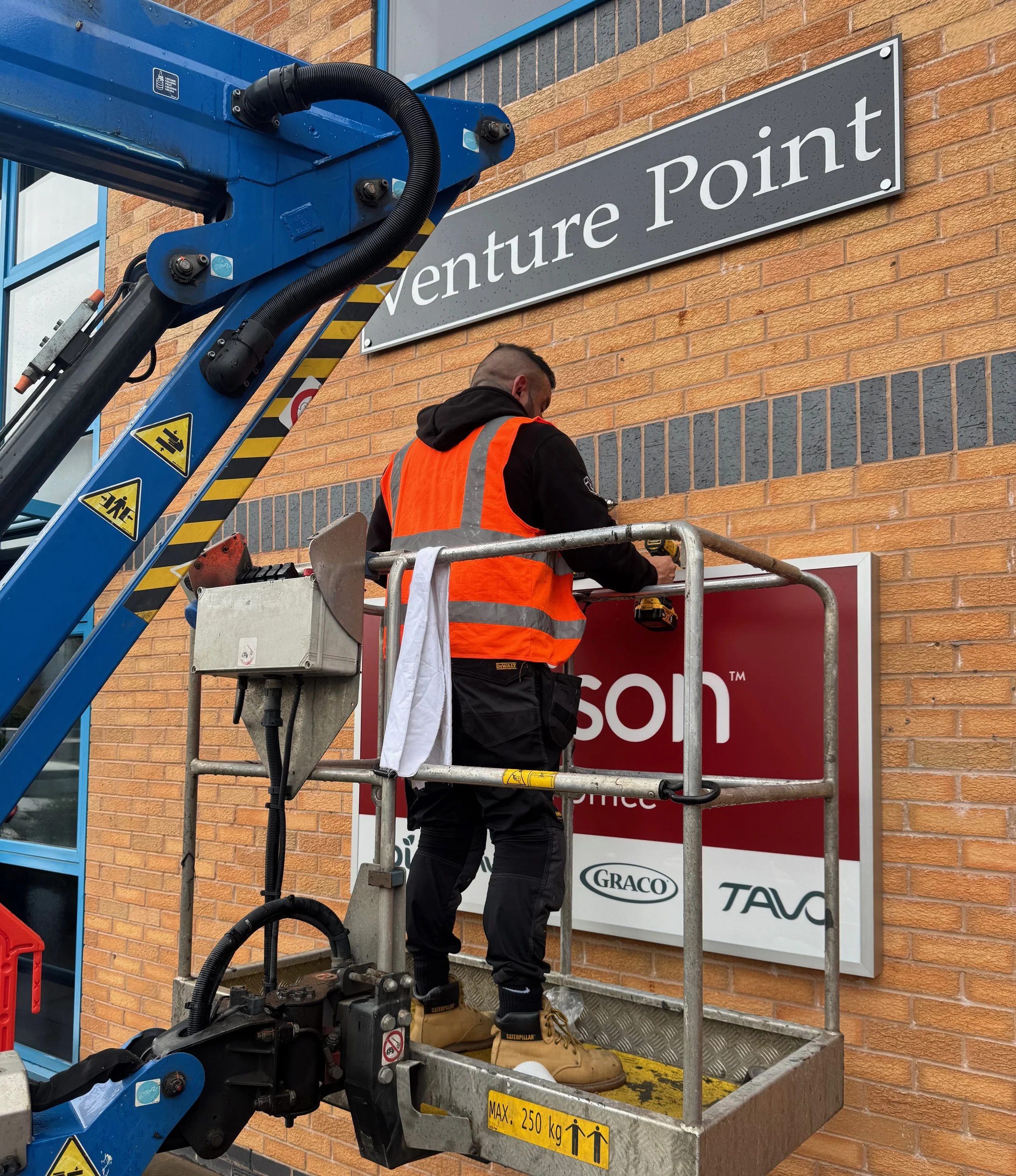 Our IPAF-certified team installing exterior building signage safely and professionally. From design to installation, we deliver signage solutions that ensure visibility, durability, and impact.