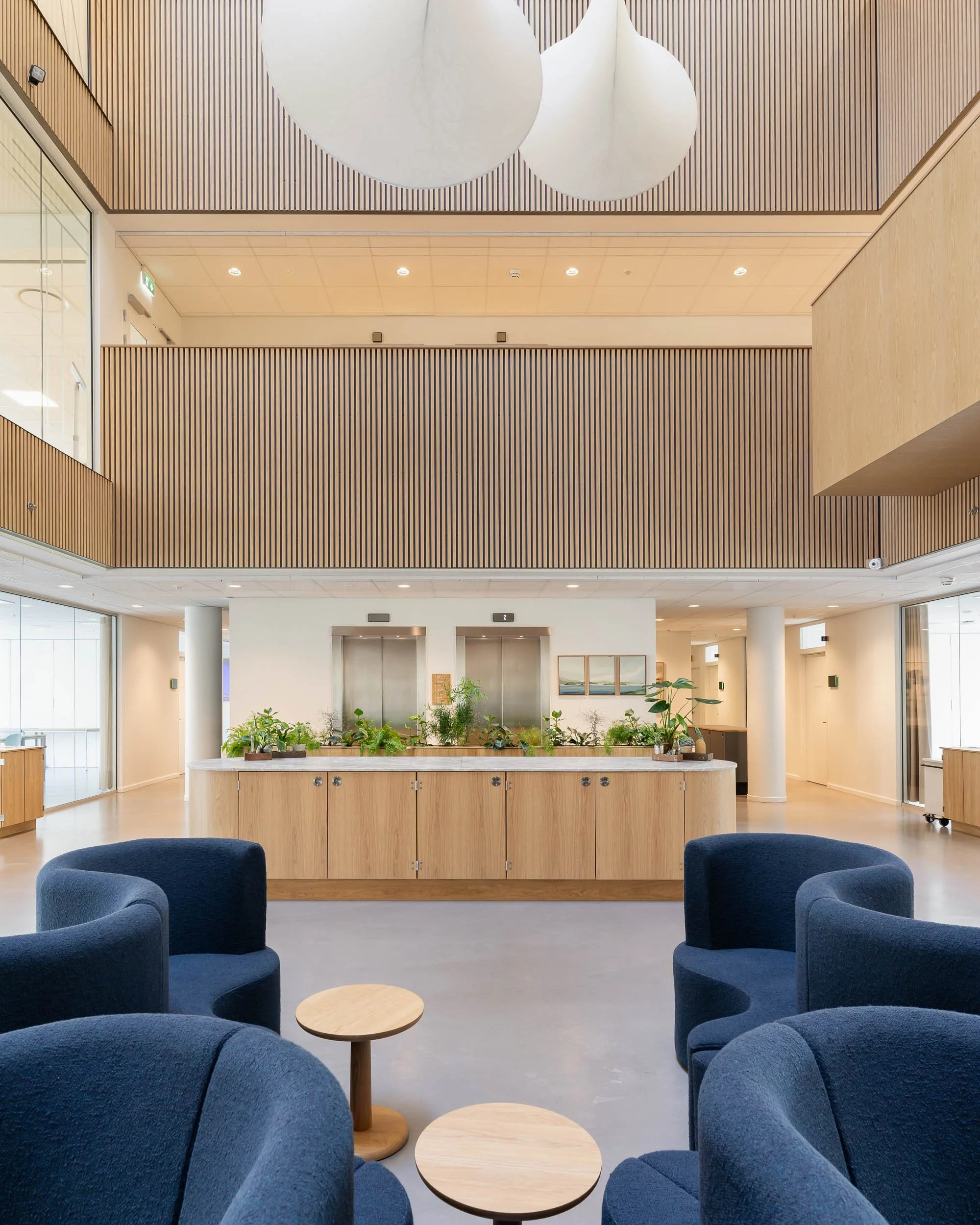 signal-arkitekter-fiansforbundet-workplace-design-atrium-reception-07498.jpg