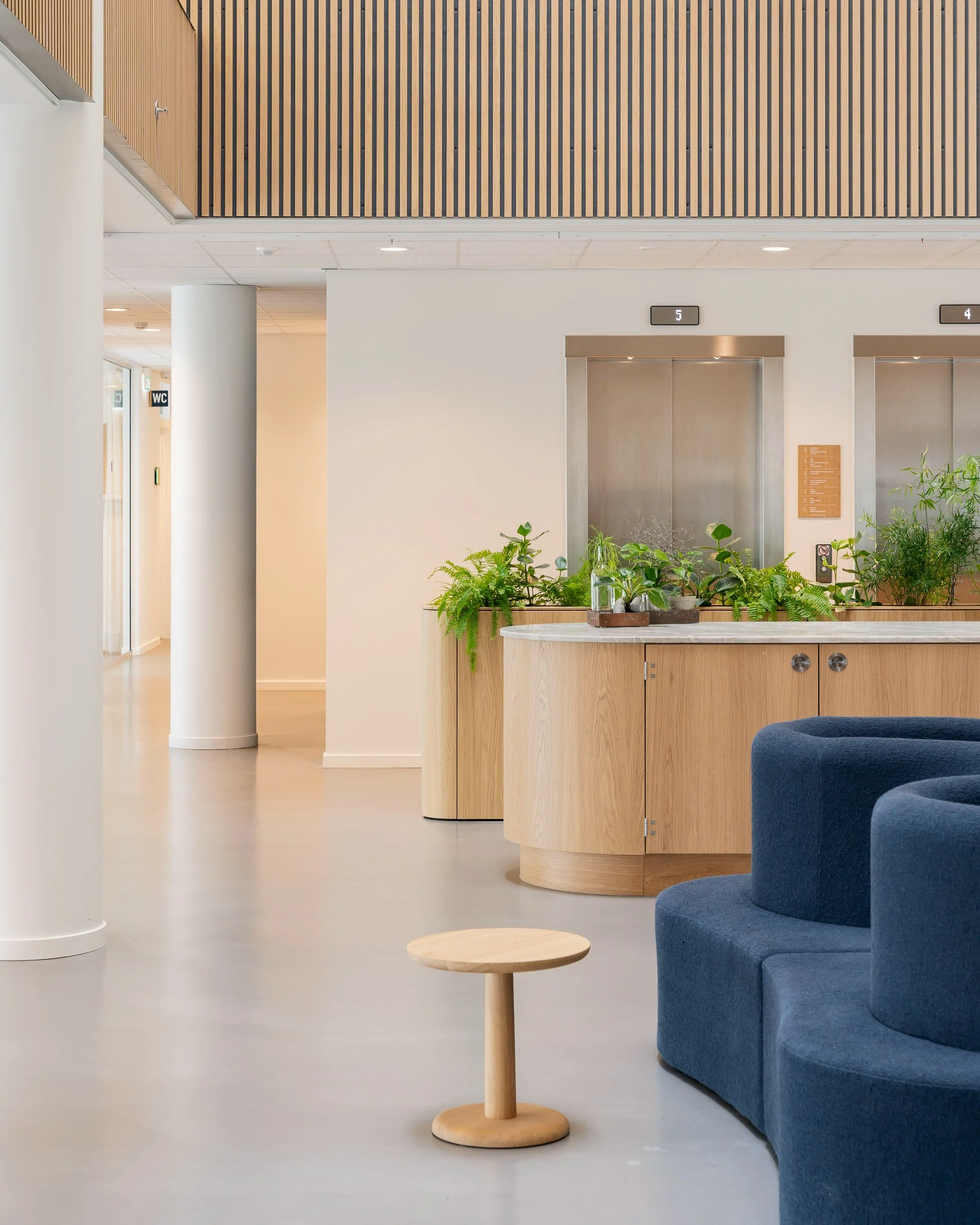 signal-arkitekter-fiansforbundet-workplace-design-atrium-reception-07556.jpg