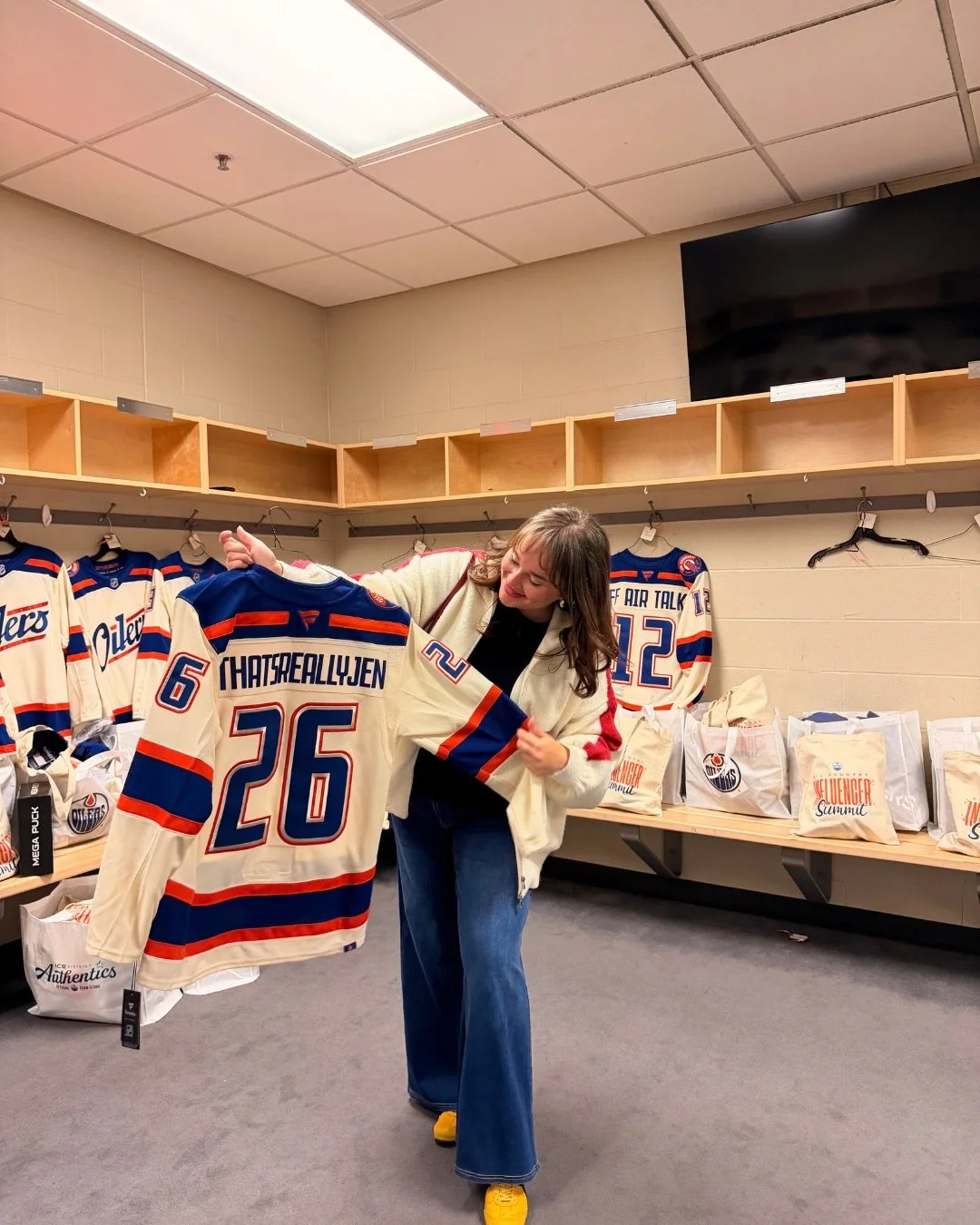 First of all.. what an INSANE game 🤣

Second of all, I thought it would be fun to show you what a media event for @edmontonoilers and @oil_foundation looks like! 💙🧡 (they put SO much work into this - sooooo grateful to their team omg)

🏒We were h