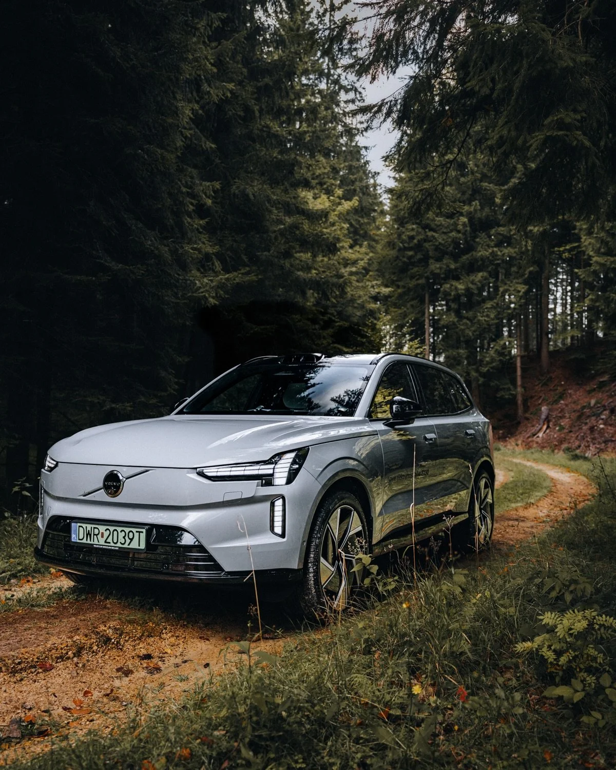 Fall hits different when you escape the asphalt. 
Go grab some colors.

#volvoex90 #canonleaders 

📷 Canon R5C + Canon RF 50mm f1.2