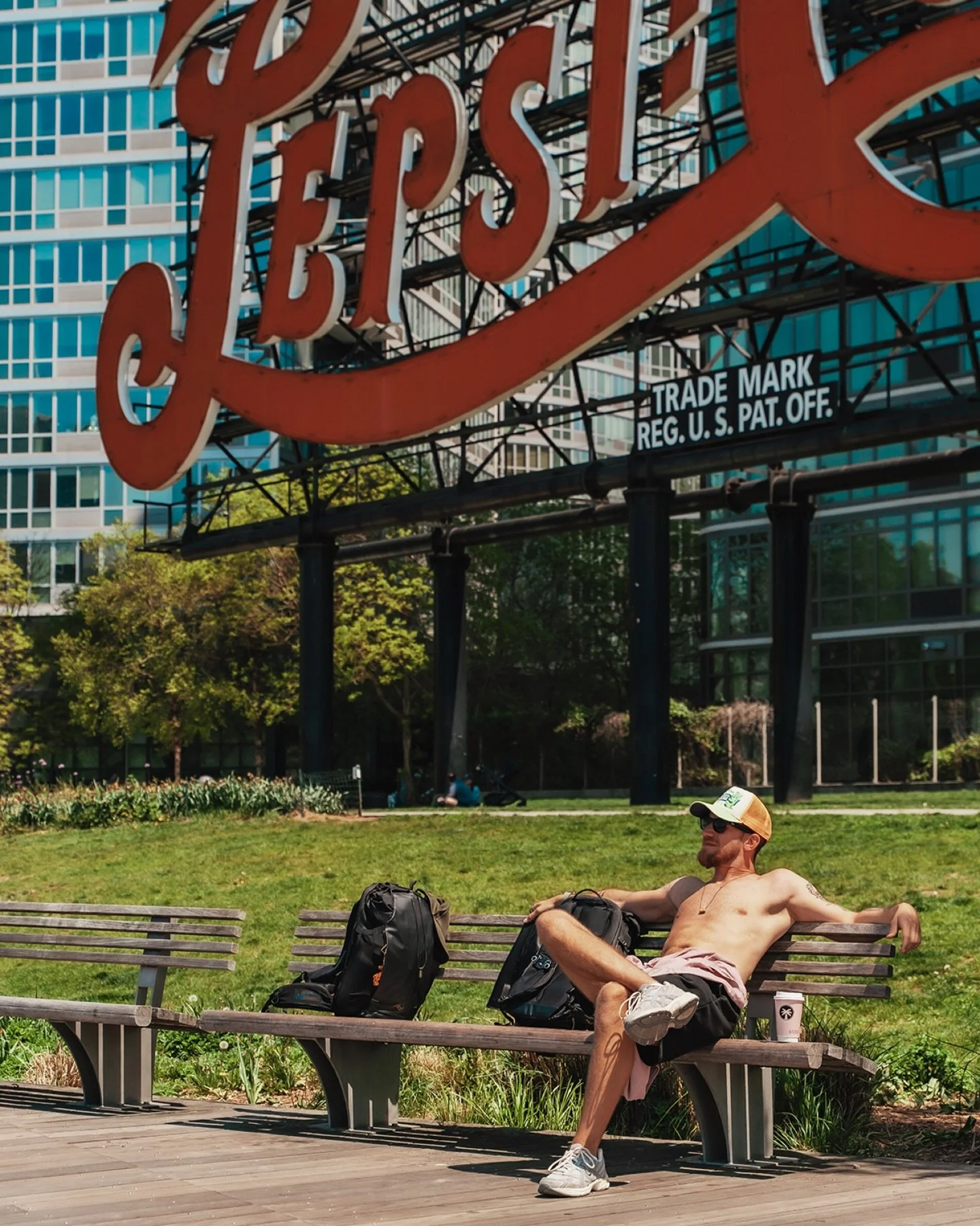 Nigdy tego nie robiłem, ale gdyby dało się anulować ostatnie dwanaście miesięcy jak złą, nieprzemyślaną subskrypcję, pewnie już dawno kliknąłbym &bdquo;rezygnuję&rdquo;.

To był trudny rok. 

Zbieram cały katalog zdjęć w całość żeby odesłać je na zew