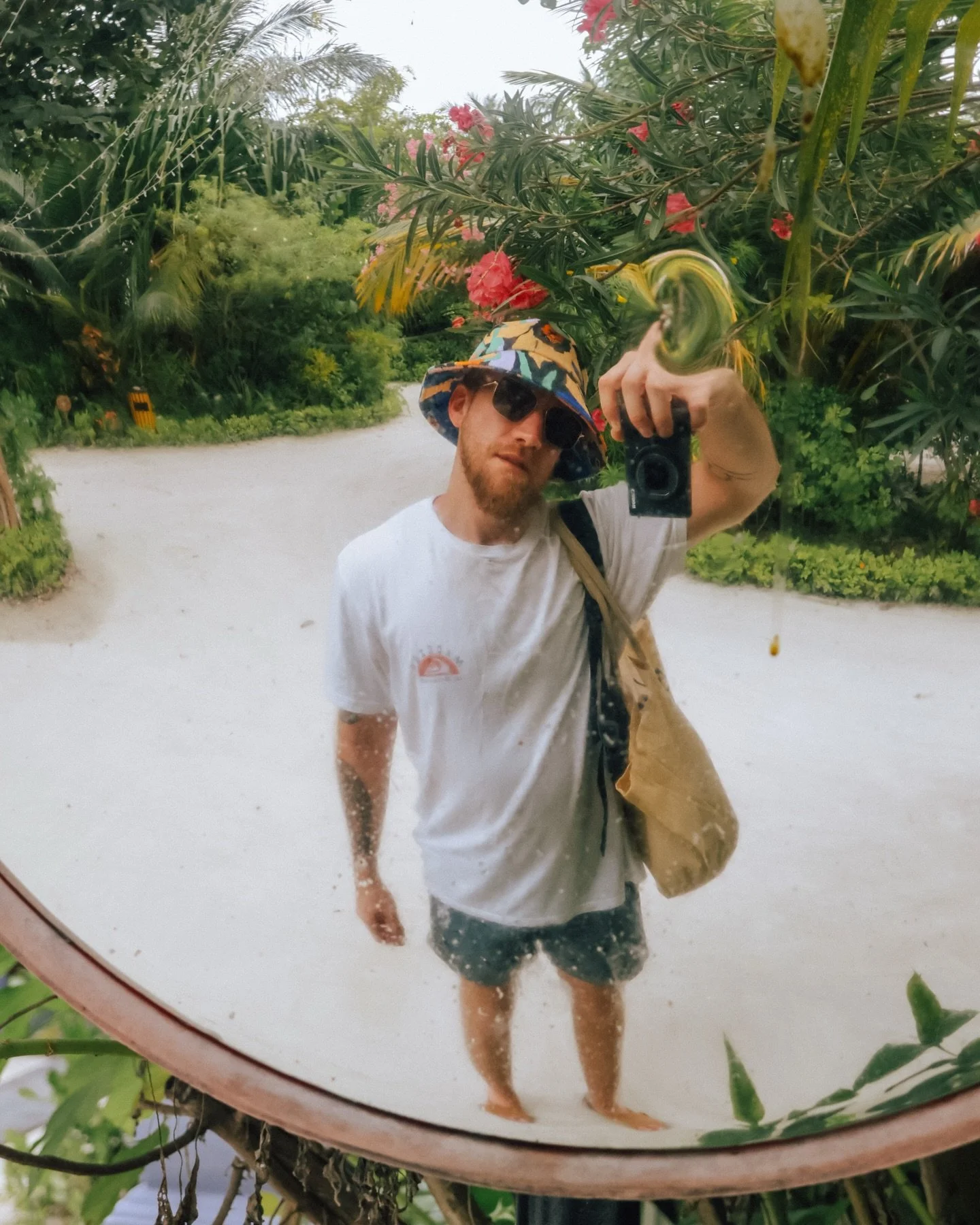 Malediwy? Nie przyjechaliśmy tutaj żeby cos &bdquo;przeżyć&rdquo;, a raczej żeby przestać myśleć, że musimy coś &bdquo;przeżyć&rdquo;. Przez ostatnie lata miałem zawsze ze sobą r&oacute;wnież Macbooka - not anymore! Tak, zabrałem ze sobą 3 aparaty, k