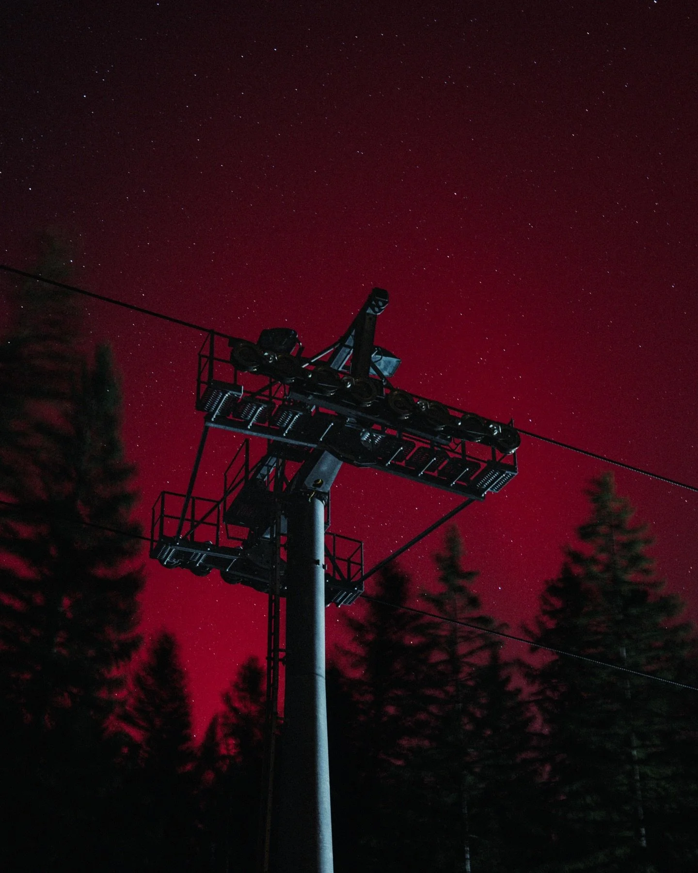 Pięknie dziś poświeciło nad Karpaczem! Jedna z ciekawszych, dynamicznych z&oacute;rz polarnych jakie obserwowałem. 

-

It lit up beautifully over Karpacz today! One of the most interesting and dynamic auroras I&rsquo;ve ever observed.

#aurora #zorz