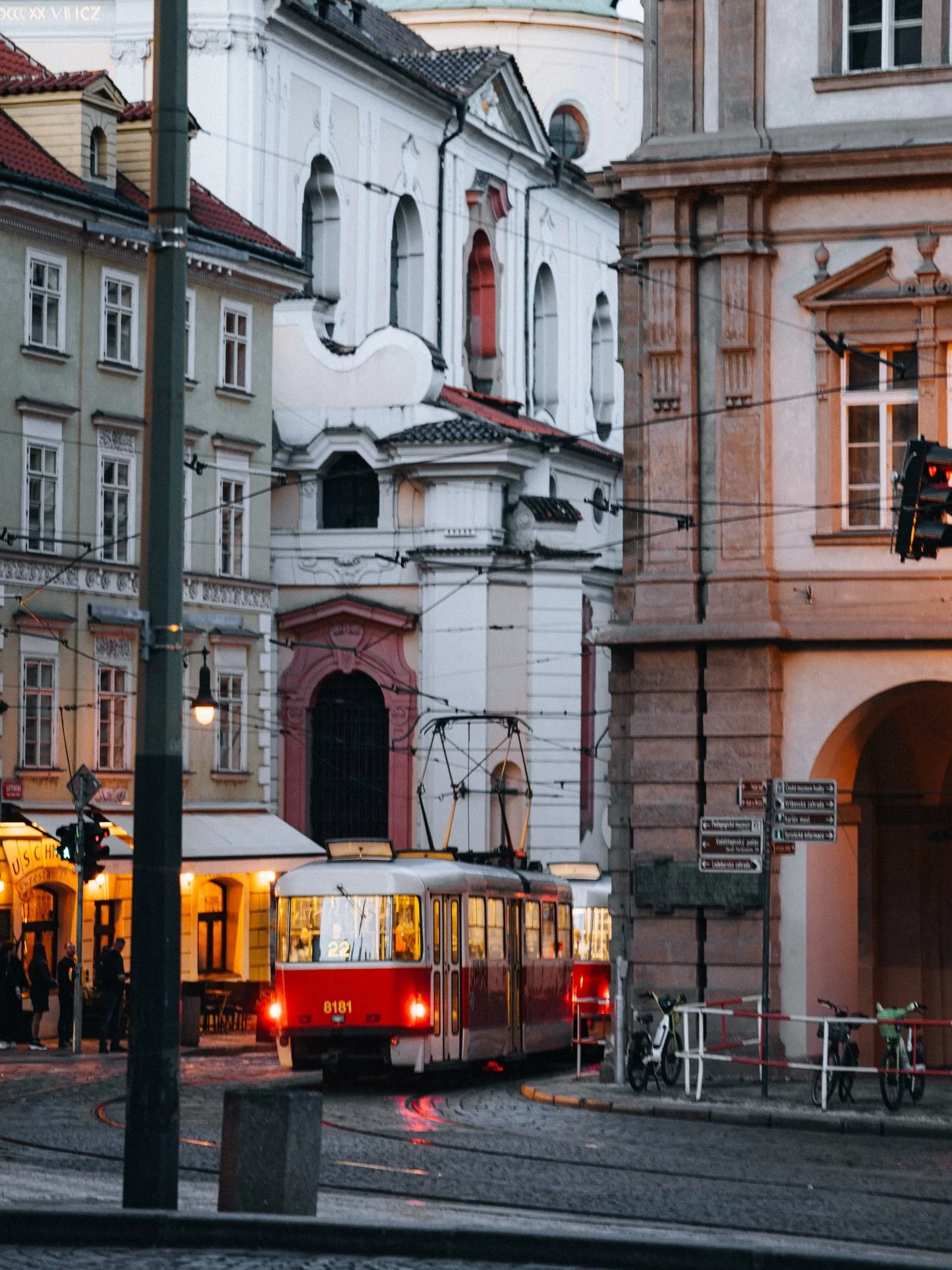 Pierwszy raz w Pradze byłem czternaście lat temu. W pamięci mam tylko początek i koniec. Czyli przyjechaliśmy wczesnym porankiem, wyjechaliśmy p&oacute;źną nocą. Środek gdzieś się rozmył. Może to przez zielony filtr absyntu, kt&oacute;ry od rana zacz