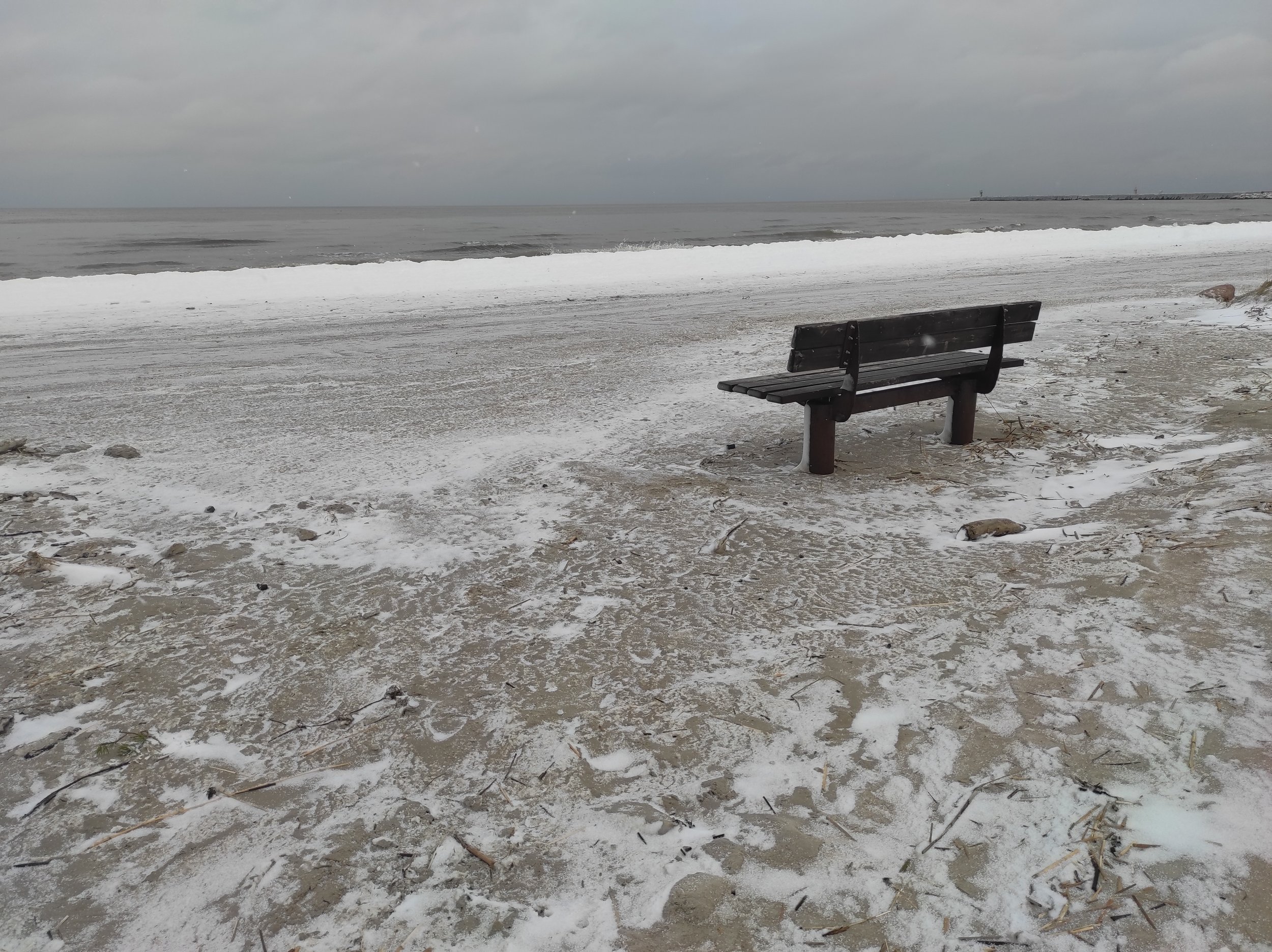 Smrt: lavička na břehu moře v zimě
