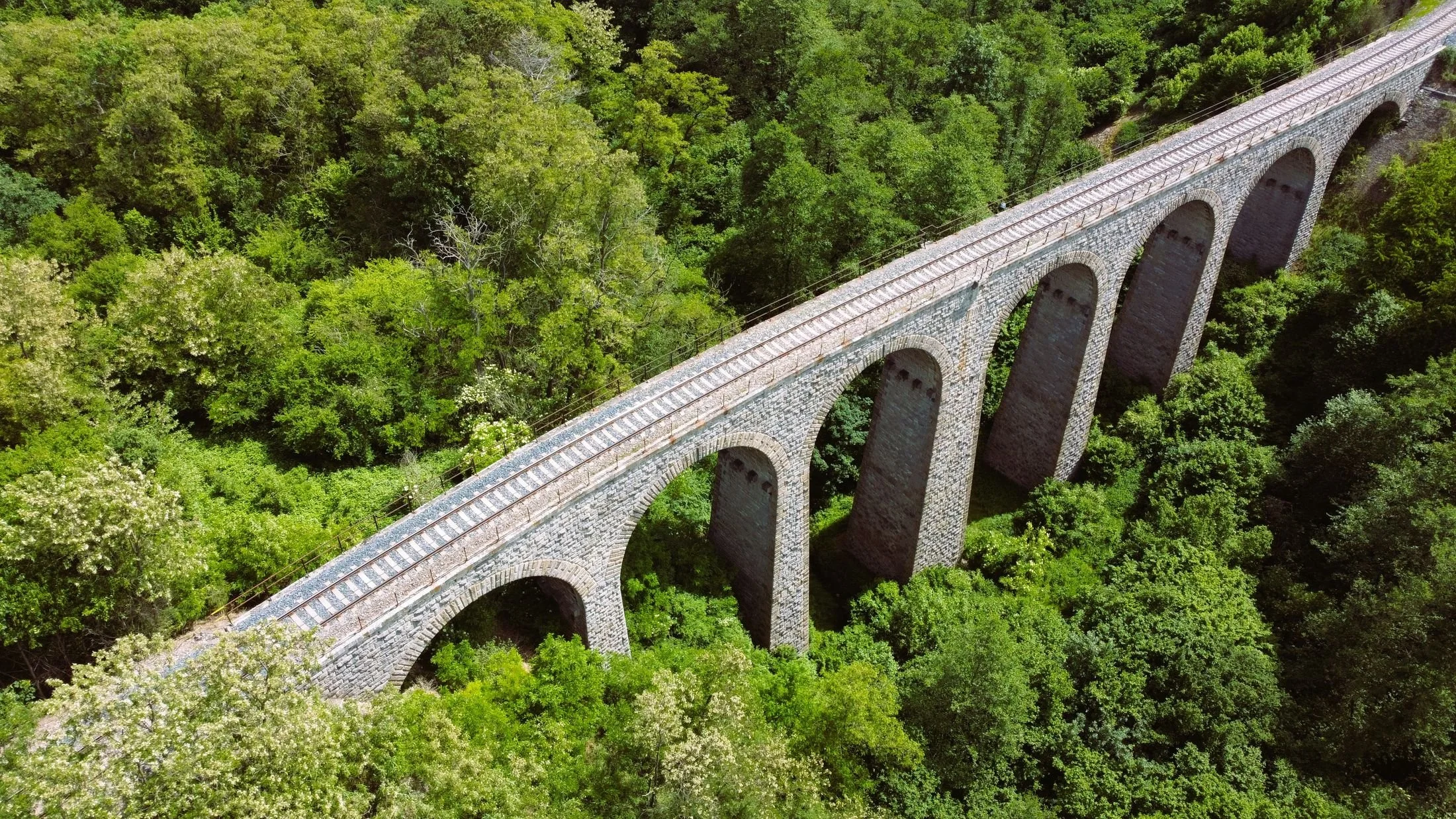 Lesní hřbitov Pohřebních průvodců Halštatské hradiště - viadukt z dronu