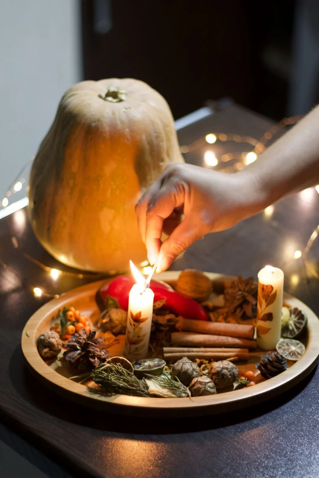 Pohřební průvodci, obřad vzpomínání, zákoutí se svíčkami, podzimní dekorace