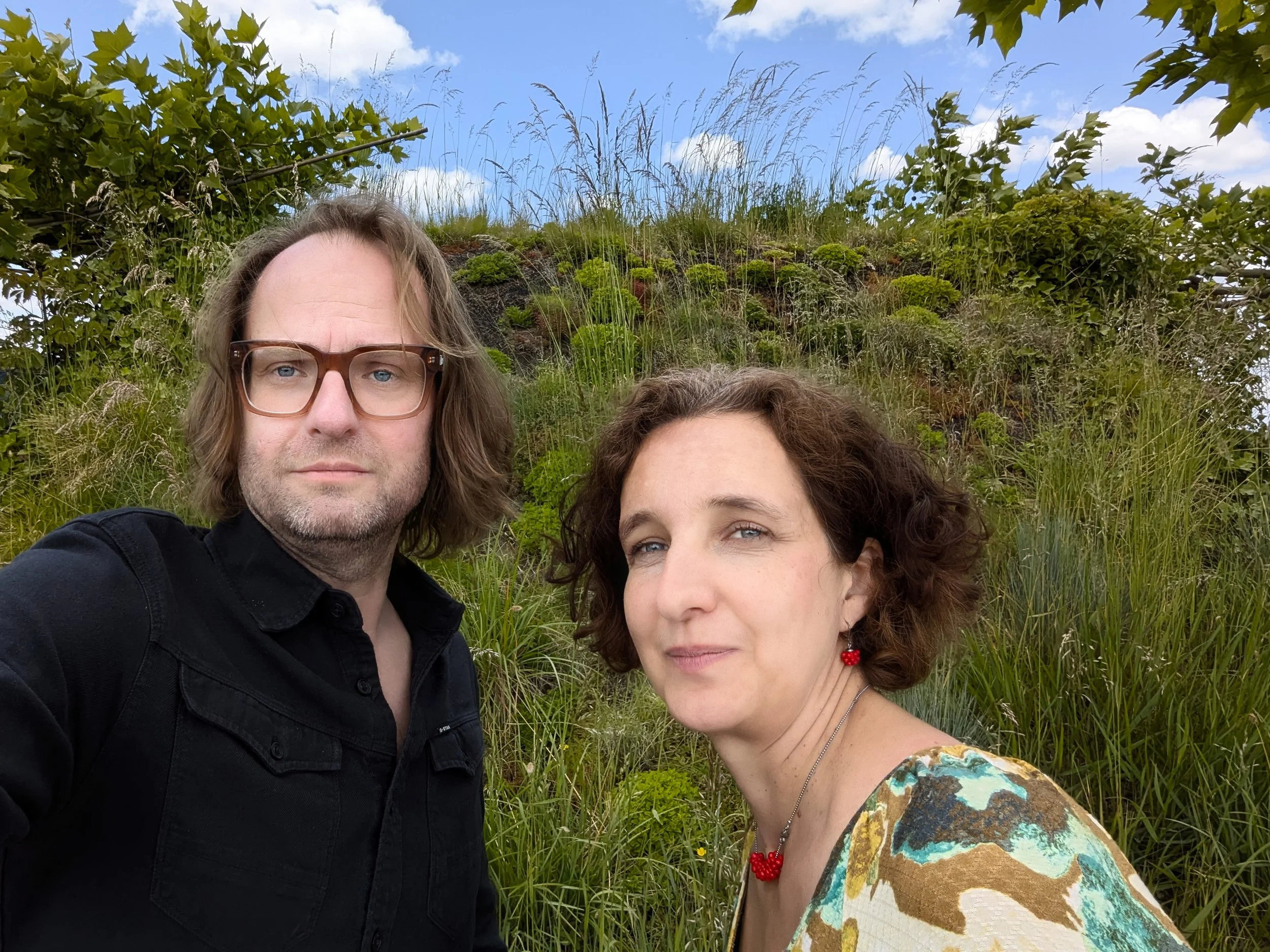 Klára Brázdová a Oleg Vojtíšek natáčí podcast na zatravněné střeše nad Prahou