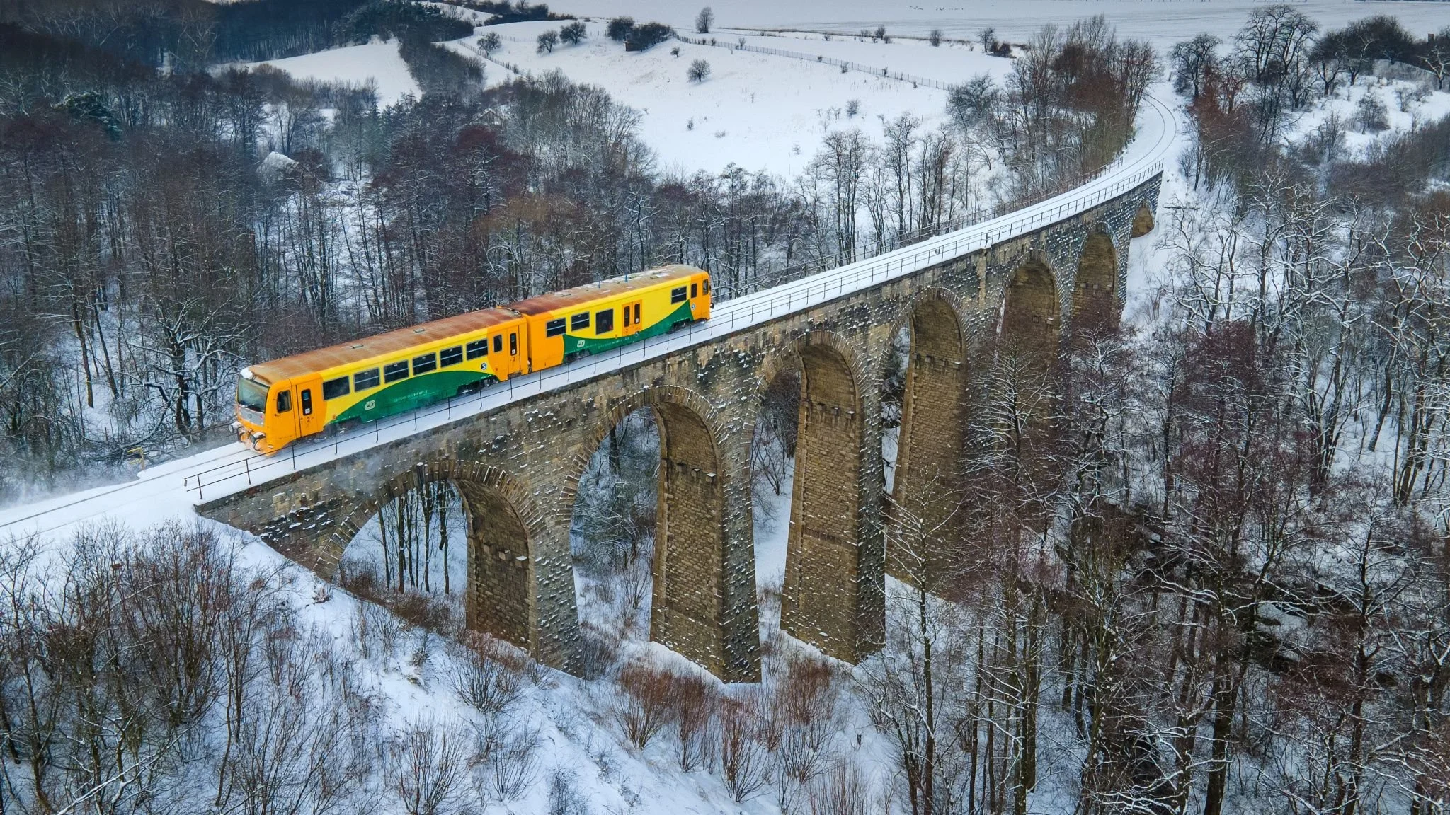 Lesní hřbitov Pohřebních průvodců Halštatské hradiště - viadukt s vláčkem