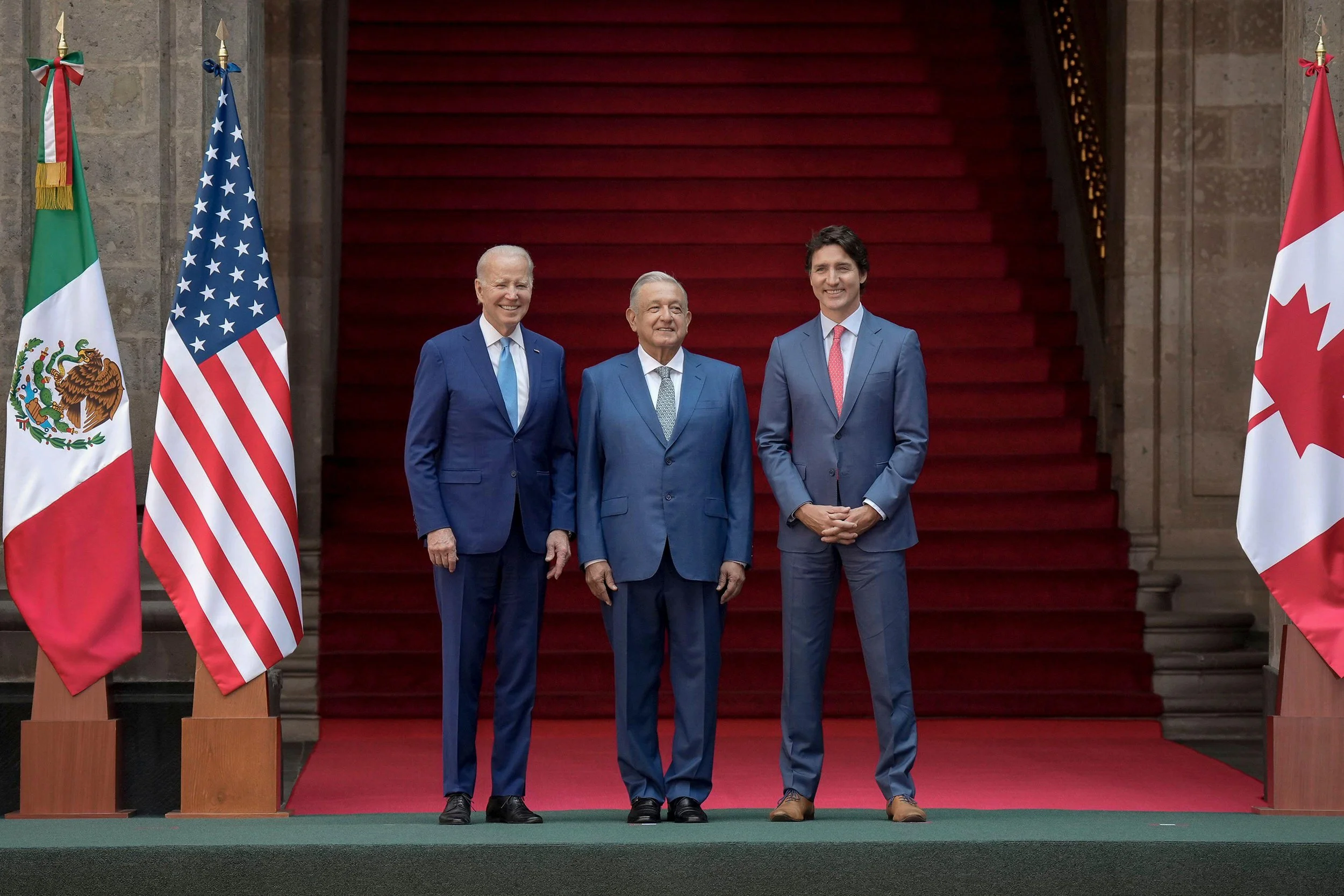 Mexican President López Obrador standing with US President Joe Biden and Canadian Prime Minister Trudeau, in Mexico.