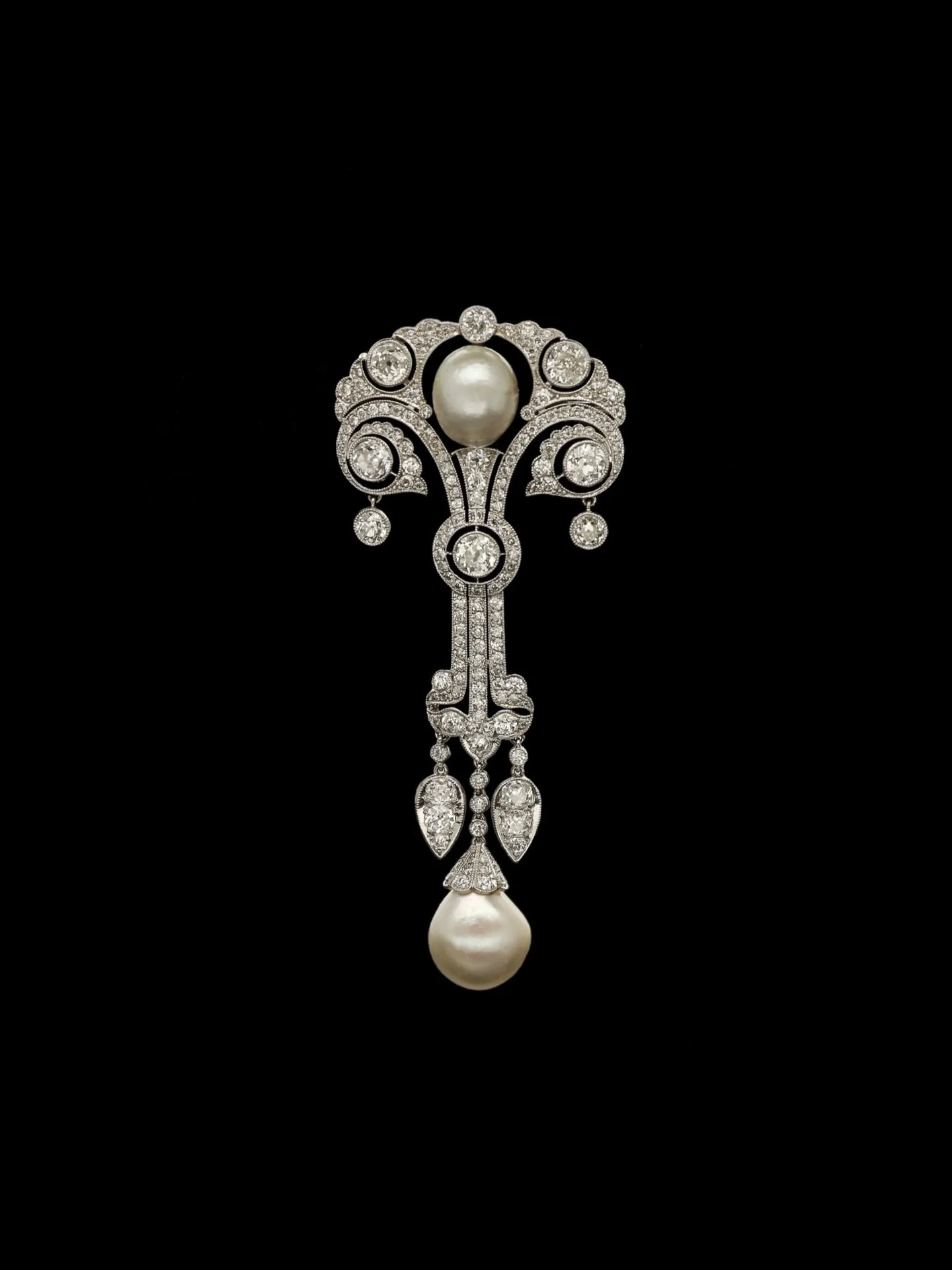 A MAGNIFICENT DIAMOND &amp; PEARL BROOCH

Set with old european cut diamonds and natural pearls. Mounted in platinum. Comes with GIA Certificate. Length: 7.5 cm. Weight: 7.2 gr. Price on request.
&bull;
&bull;
&bull;
#paulinesjewellerybox #pjb #natur