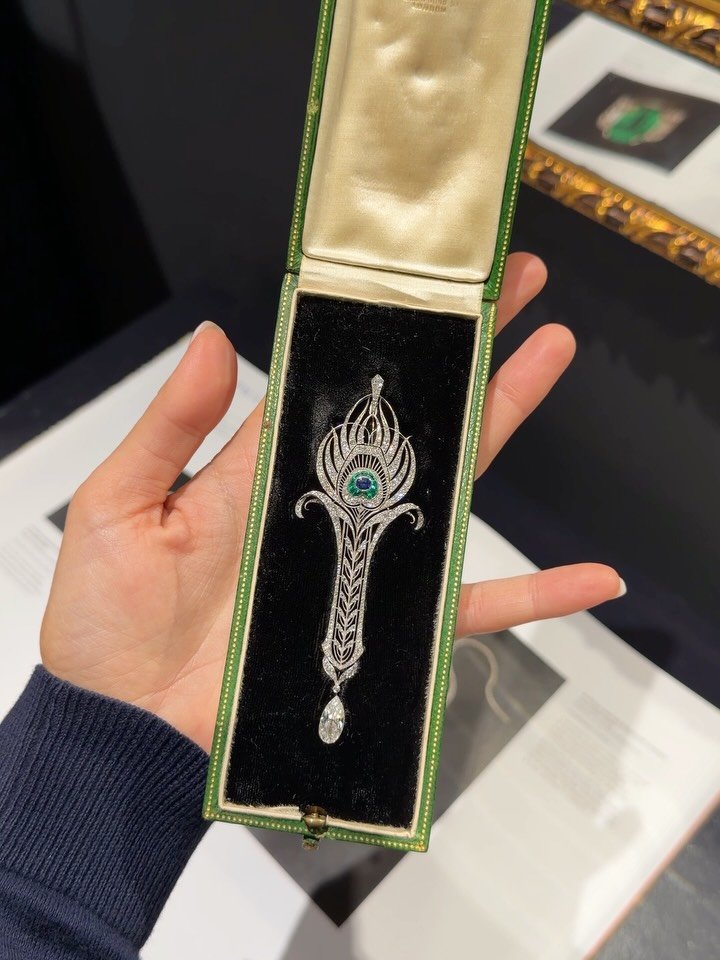 ART NOUVEAU SAPPHIRE, EMERALD &amp; DIAMOND PEACOCK FEATHER BROOCH/PENDANT

Set with old cut diamonds, calibr&eacute; cut emeralds, a faceted sapphire and pear shaped diamond. Hallmarked with a dog&rsquo;s head, maker&rsquo;s mark and numbered. Frenc