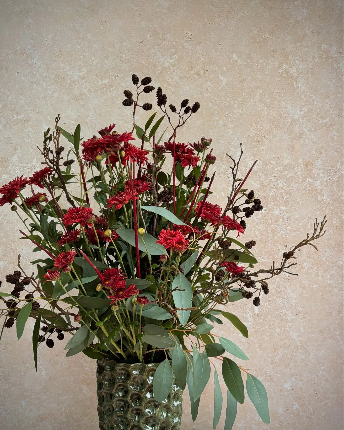 Reminding myself that we&rsquo;re not out of autumn just yet 🍁🍂🧡 A delightful jumble of the best of British chrysanths, eucalyptus, dogwood and alder catkins&hellip;

#sustainablefloristry #seasonalflowers #foraging #britishgrownflowers #grownnotf