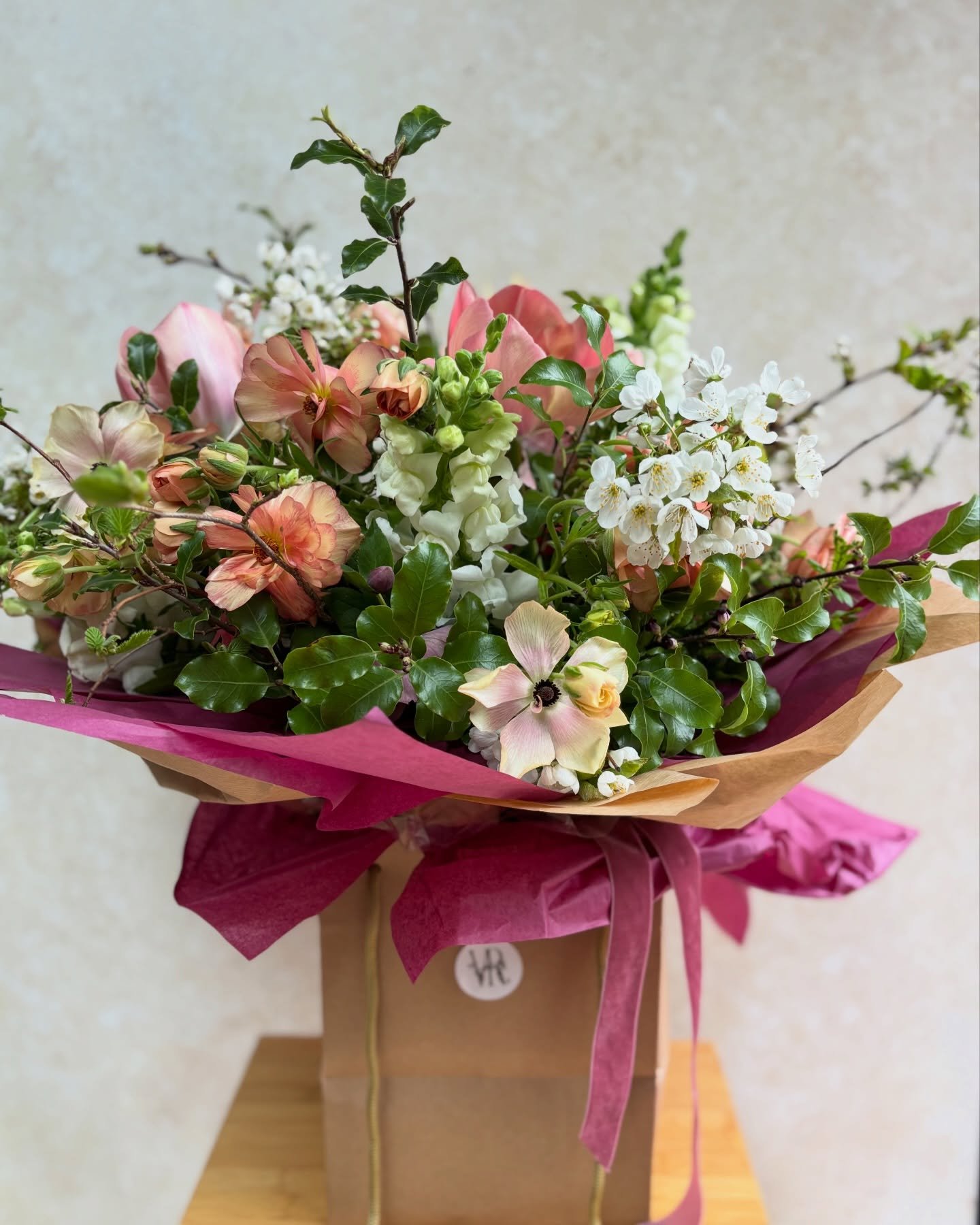 What an absolute honour to create this bumper gift bouquet for @realcarolkirkwood on her final morning at @bbcbreakfast 🤍 100% sustainably British-grown beauties including stunning butterfly ranunculus and mega tulips from @evolveflowers plus a spri