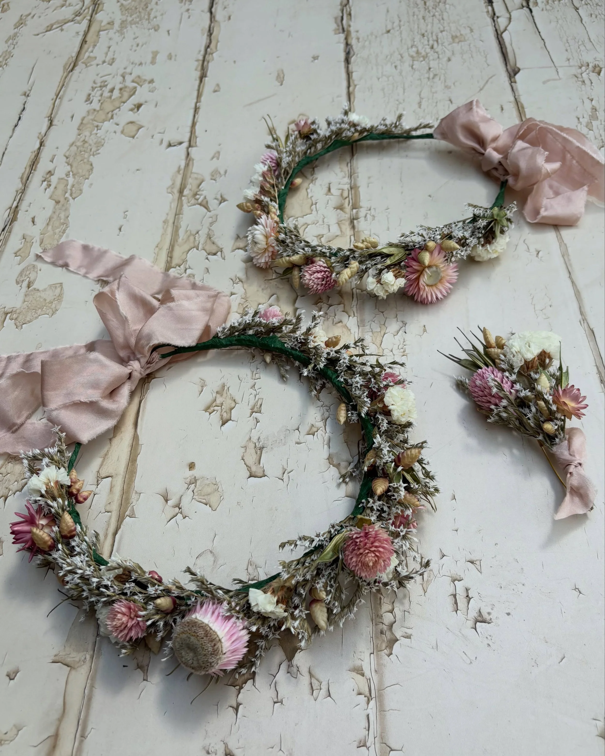 The cutest little custom order 🤍 Two super delicate, teeny flower crowns and a mini buttonhole. Made using beautifully textured British-grown dried flowers and finished with the best quality hand-dyed silk ribbon from @silkandpurl 

#sustainableflor