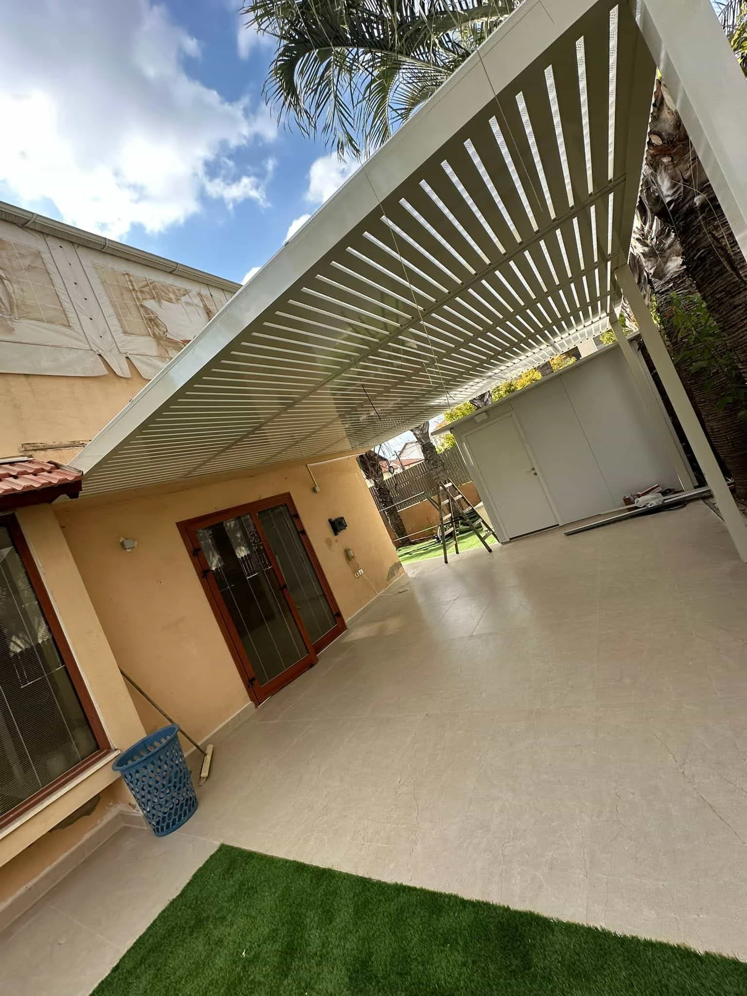 ריצוף חוץ ופרגולה בראש העין