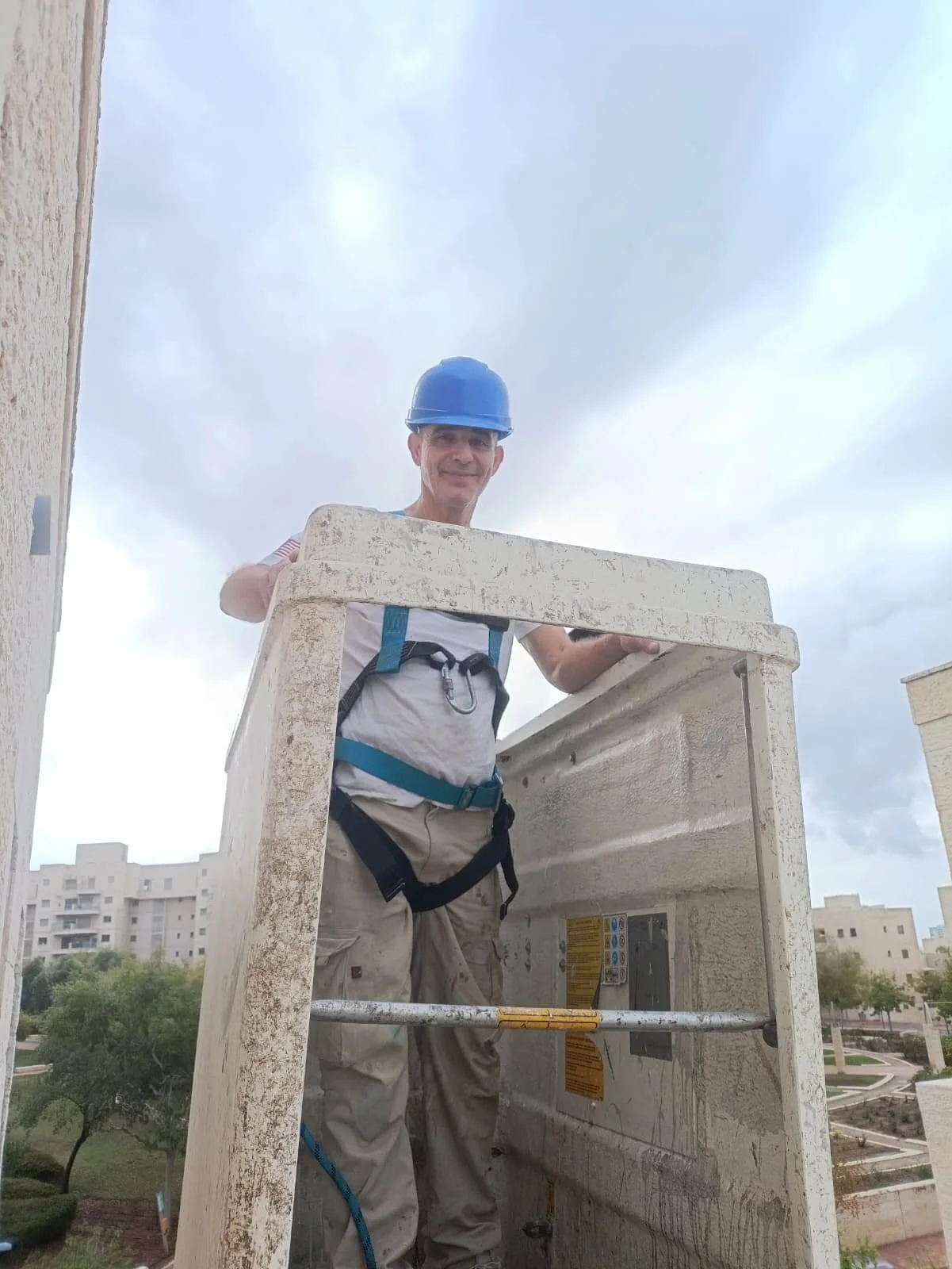 עבודות גמר ותיקון קירות חוץ באמצעות במת הרמה במודיעין | מאור שיפוצים