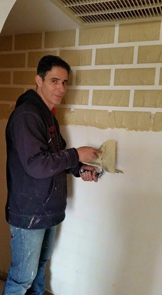 ביצוע שליכט דקורטיבי במראה לבנים בסטנדרט גבוה בראשון לציון | מאור שיפוצים