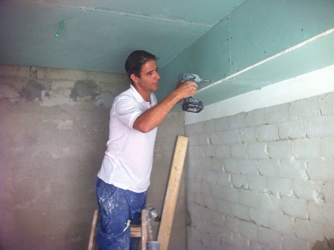 עבודות גבס וחידוש חללי פנים בדירה בתל אביב-יפו | מאור שיפוצים