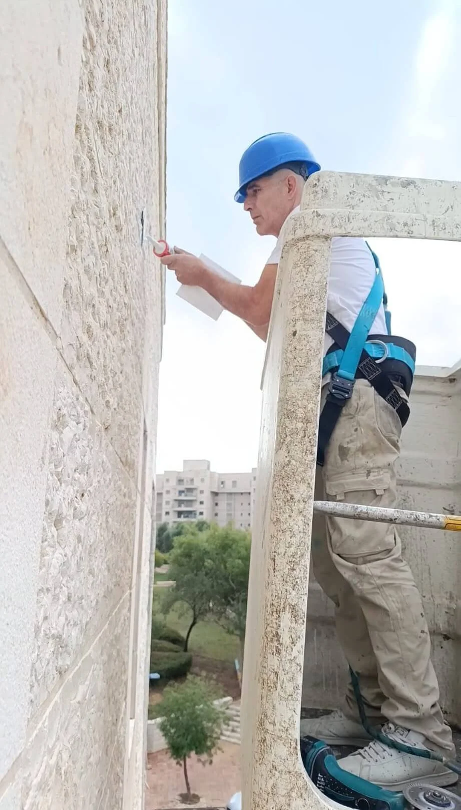 איטום חור וונטה בקיר חוץ באמצעות במת הרמה במודיעין | מאור שיפוצים