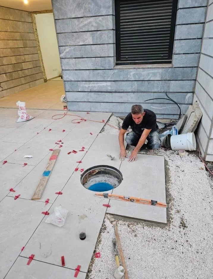 עבודות ריצוף חוץ ופיתוח שטח בסטנדרט גבוה בהרצליה | מאור שיפוצים