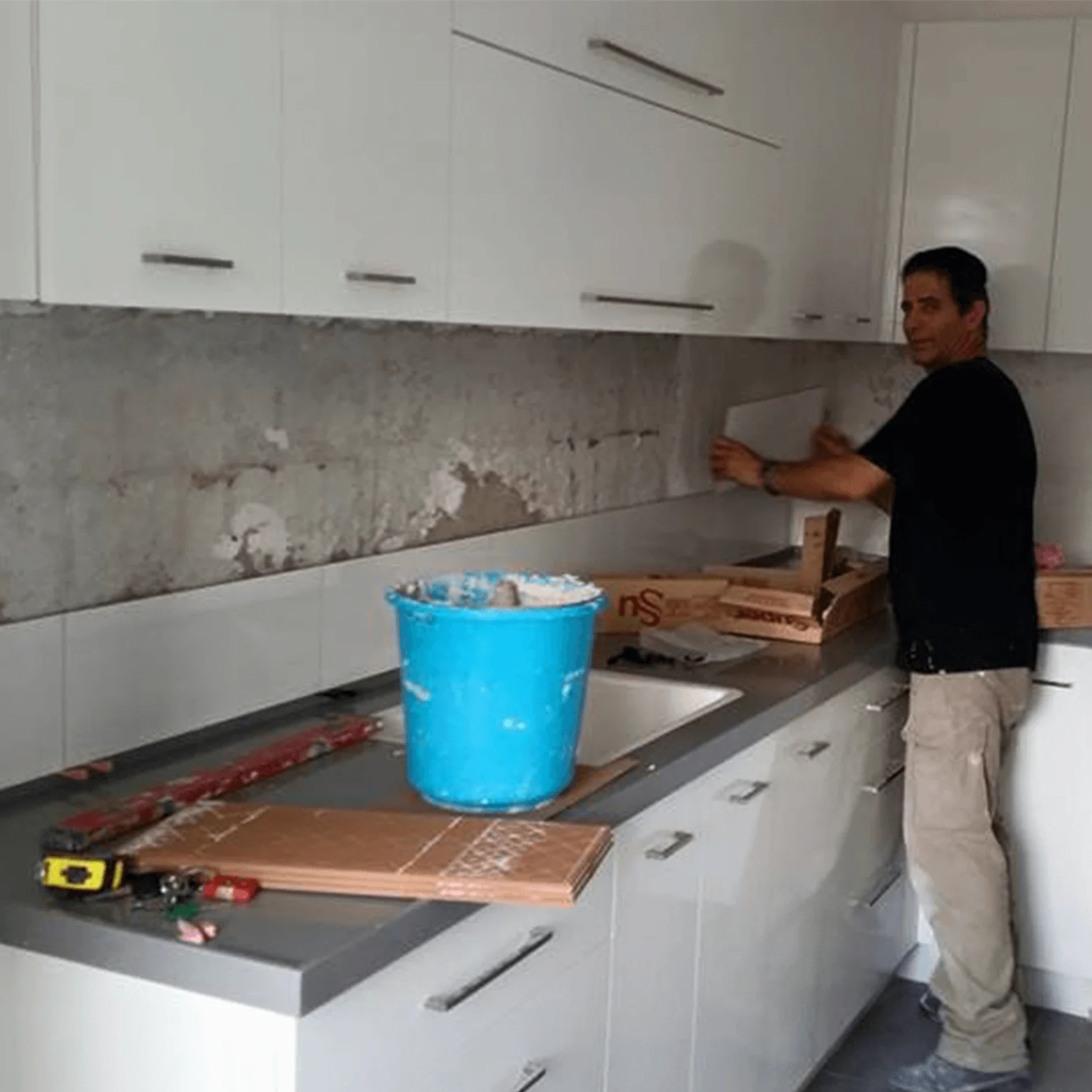 חידוש מטבח והתקנת קרמיקה מעל משטח העבודה בחולון | מאור שיפוצים