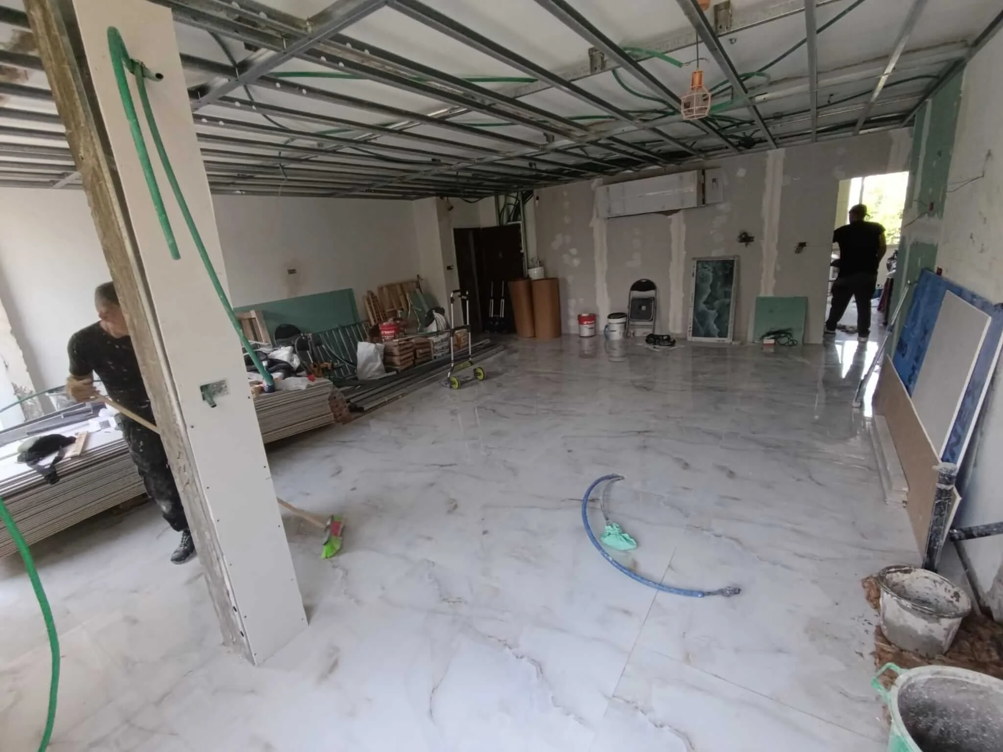 שיפוץ דירת יוקרה: שלב ריצוף שיש ותשתית תקרה בתל אביב - מאור שיפוצים