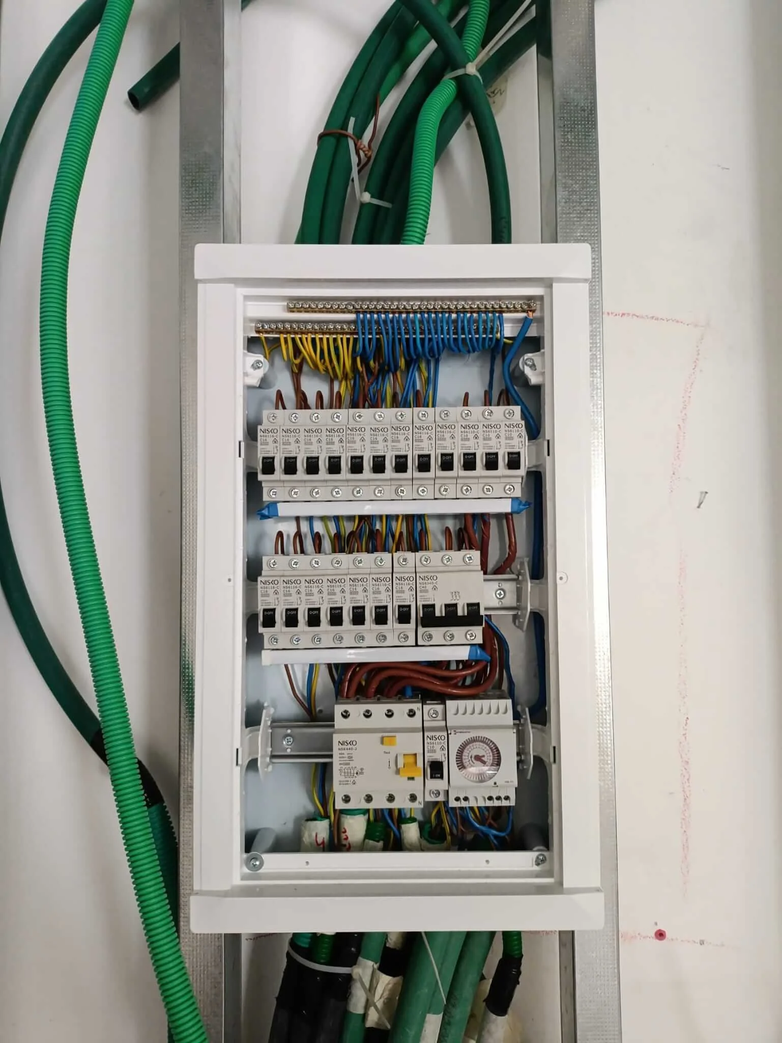 הקמת לוח חשמל תקני ותשתית חשמל בשיפוץ דירה בתל אביב - מאור שיפוצים