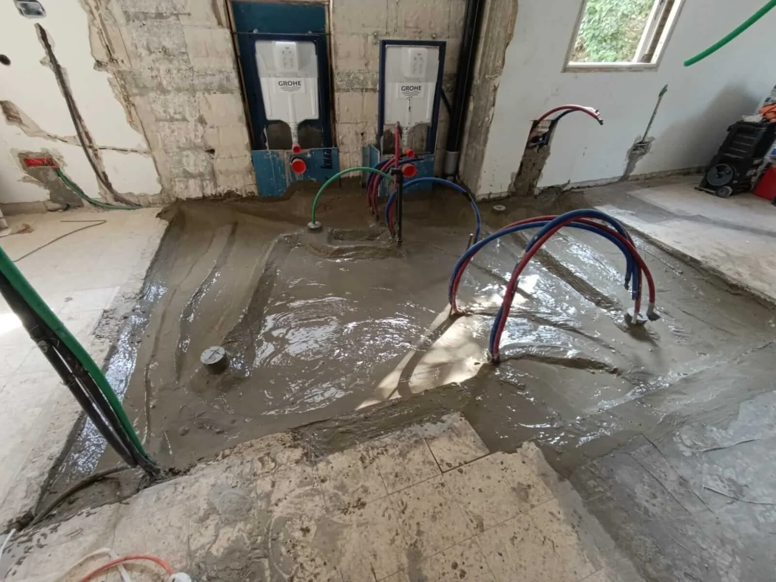 התקנת ניאגרות סמויות Grohe ותשתית אינסטלציה בתל אביב - מאור שיפוצים