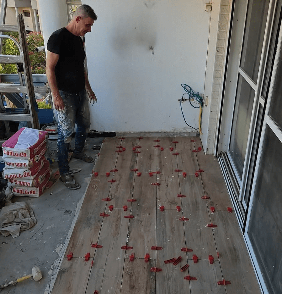 ריצוף מרפסת דמוי פרקט בשיטת הפלסים בבת ים | מאור שיפוצים