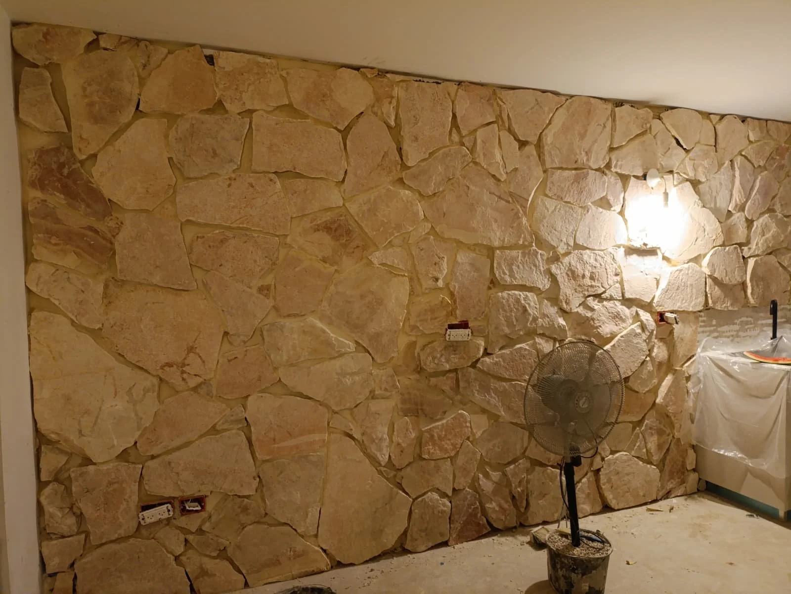 חיפוי קיר סלון באבן טבעית בעיצוב מודרני בהר אדר - מאור שיפוצים