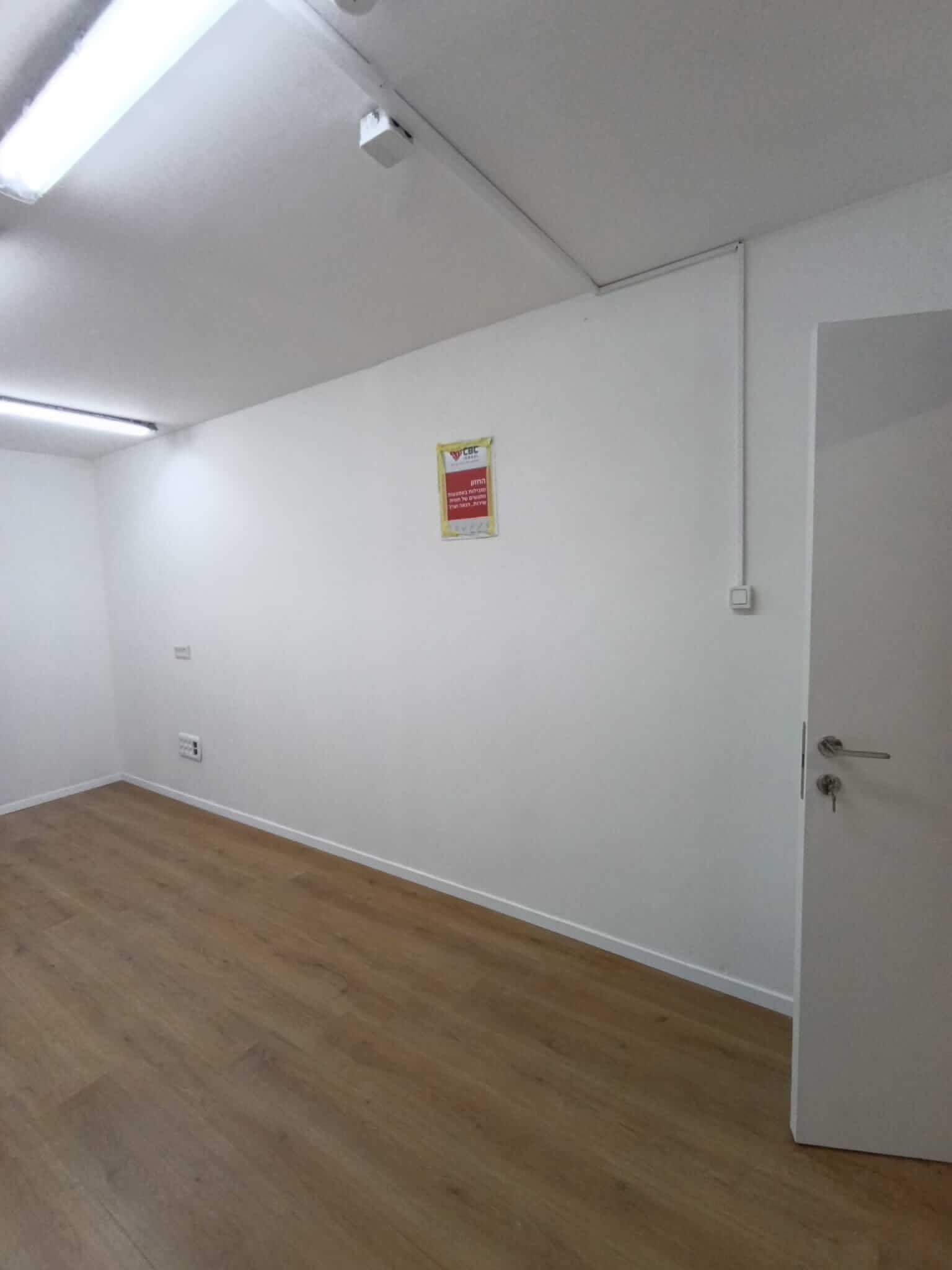 גמר שיפוץ משרד עם ריצוף פרקט וצביעה בקרלסברג אשקלון - מאור שיפוצים
