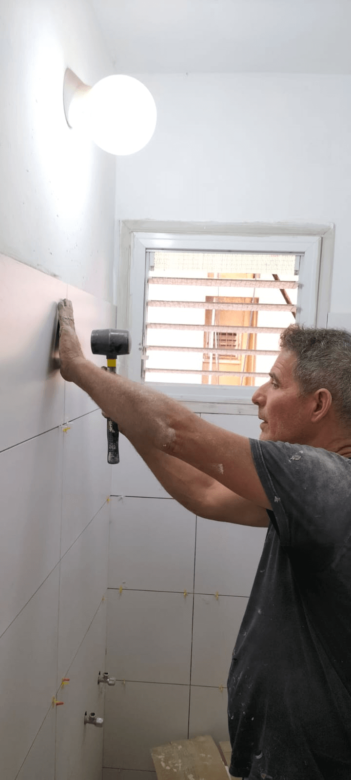 עבודות חיפוי קרמיקה בחדר אמבטיה בדיוק מקסימלי בבני ברק | מאור שיפוצים