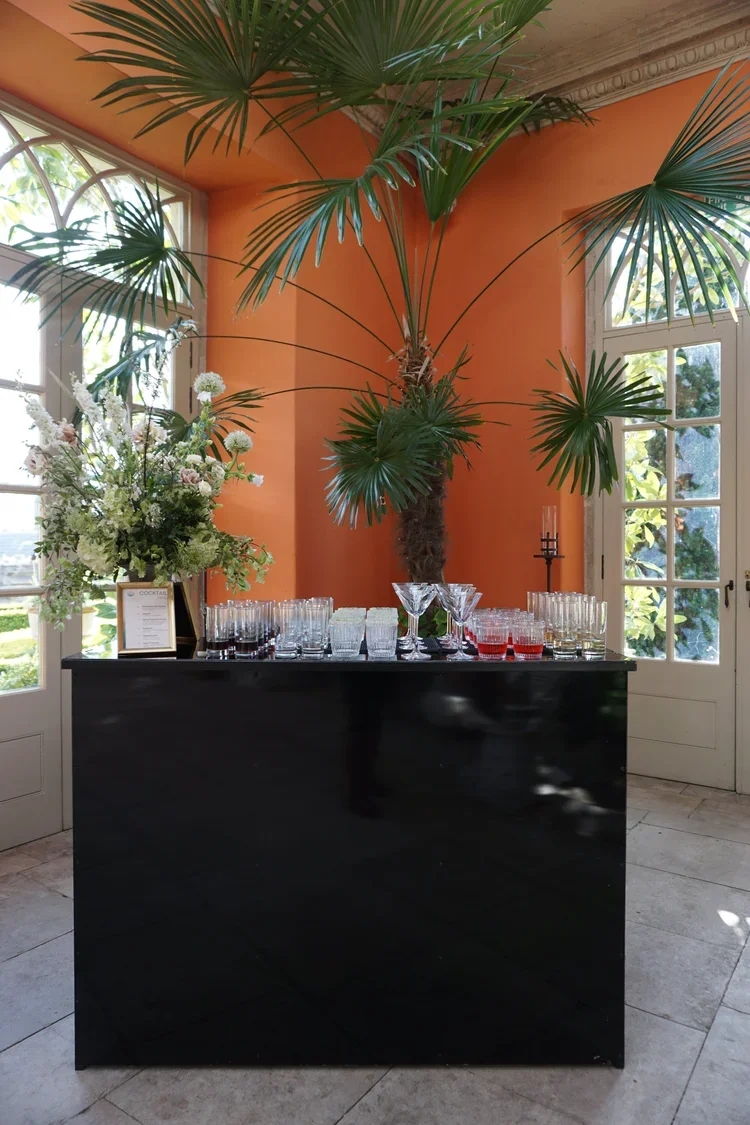 Classic Black Cocktail Bar 