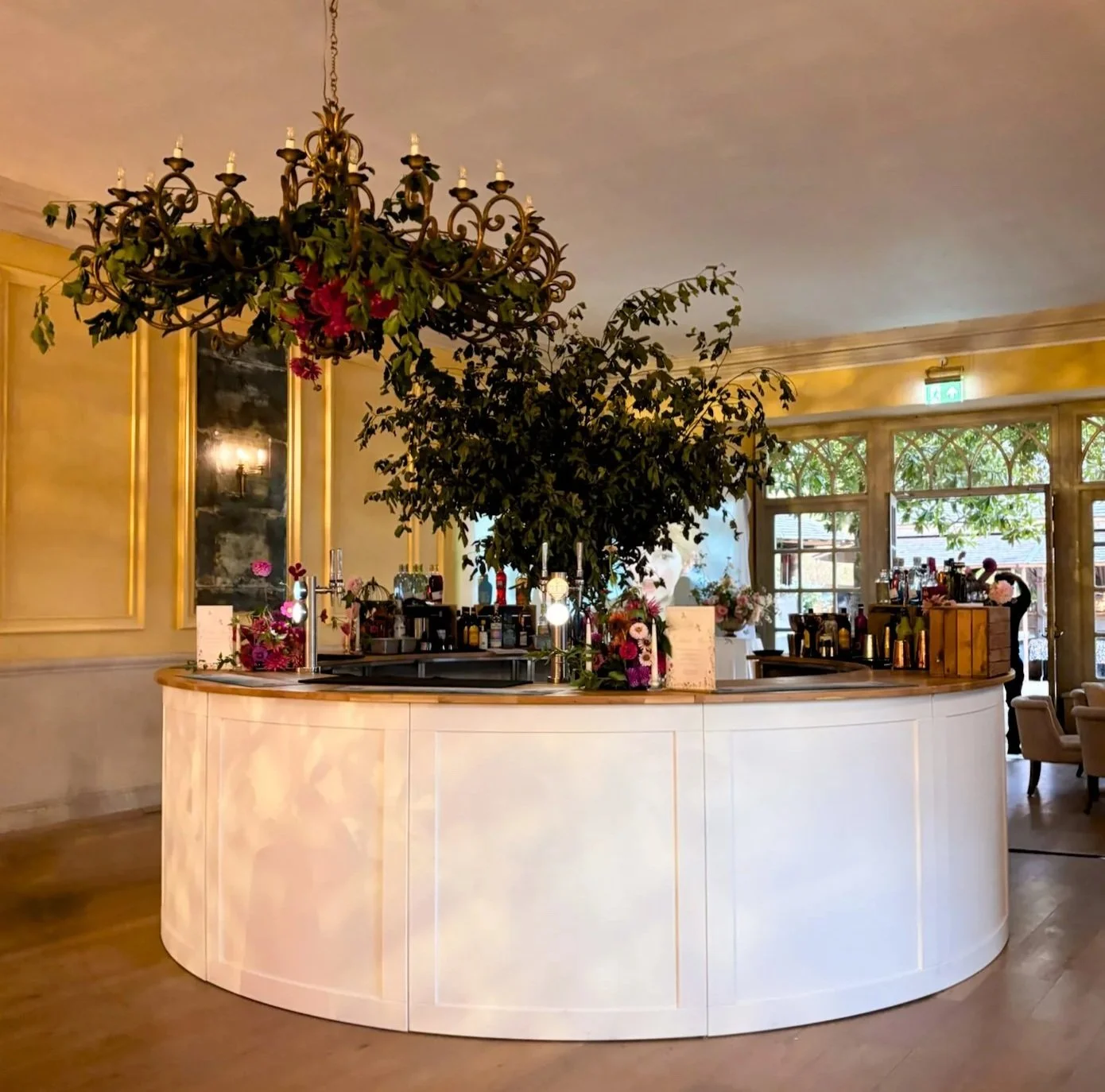 Euridge Manor - Circular White Bar