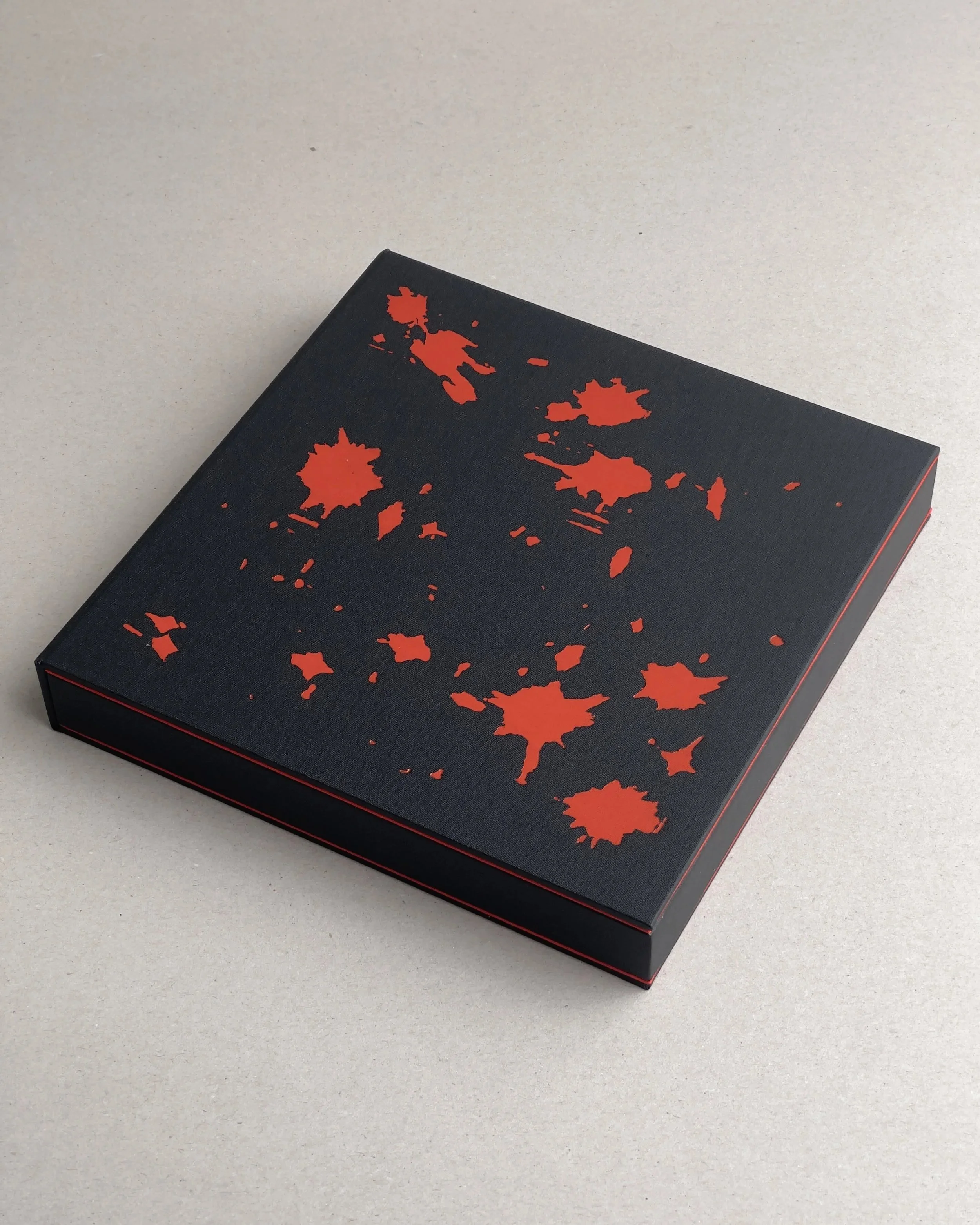 Skilled craftsmanship.
Traditional techniques.
Bespoke solutions. Quality. Clamshell box. Artists presentation box. Custom hot foiling. Handmade.