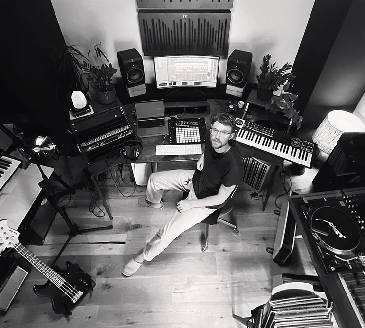 Vincent Semlinger in Frequenzgarten Studios, surrounded by recording equipment and instruments