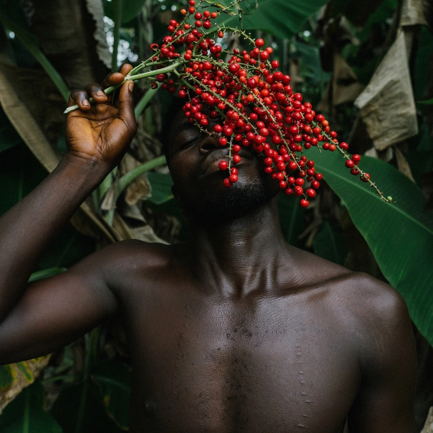 We wsp&oacute;łczesnym świecie, kt&oacute;ry coraz bardziej oddala się od Matki Ziemi, wiara w siłę duch&oacute;w przyrody przypomina nam o tym, jak ważne jest życie w symbiozie i harmonii z naturą. Fotografie przedstawiają młodego Ghańczyka zwracają