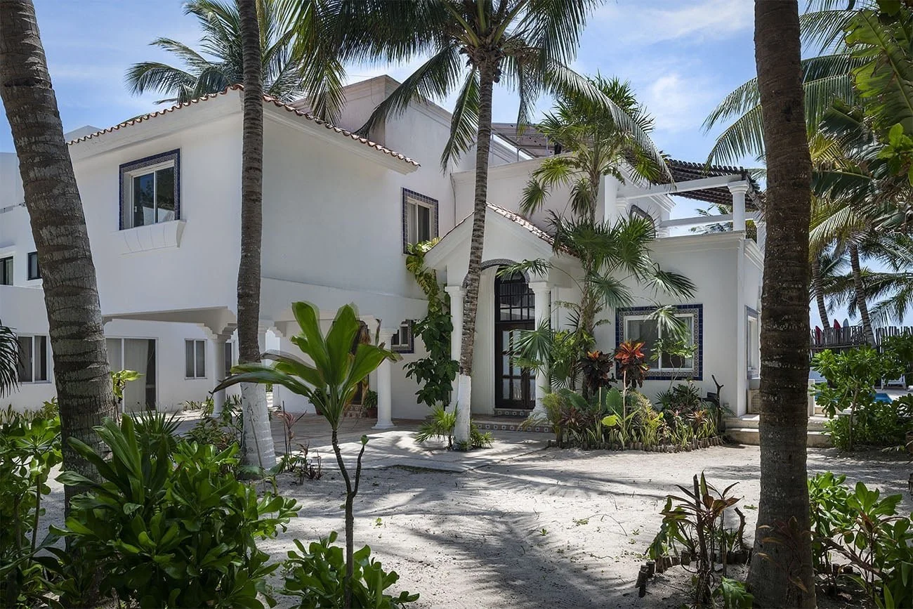 Villa Alea: 6-Bedroom Oceanfront Villa on 1,000 m² Lot in Bahía Tankah