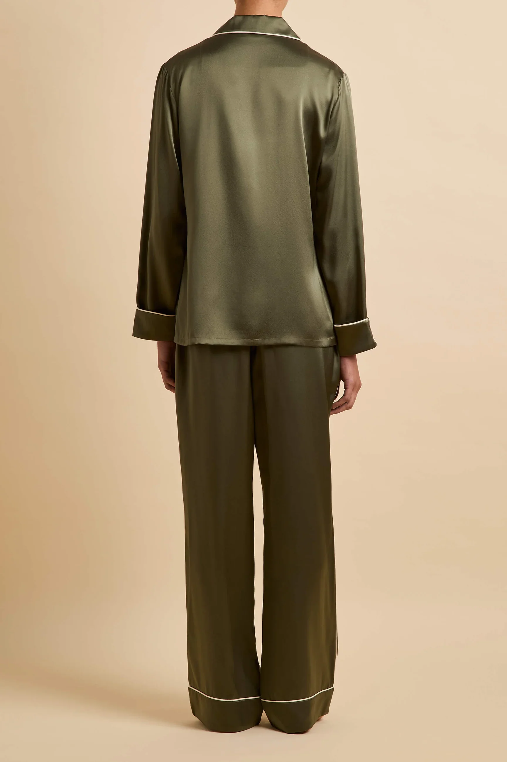 olivia-von-halle-coco-nori-green-long-pyjama-set-in-silk-satin-PF26012-4_e3fb1e95-d377-4ec9-b296-cbfa35c97456.jpg.webp