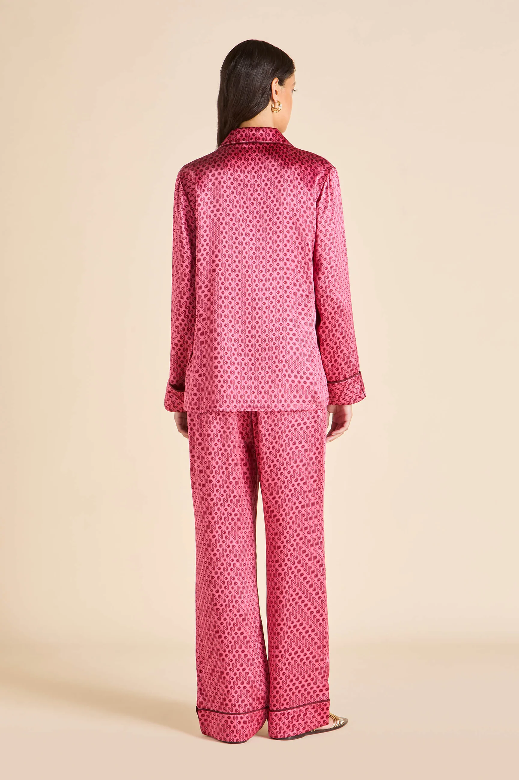 olivia-von-halle-lila-dita-pink-geometric-screen-printed-silk_satin-pyjamas-PS26006-5_7213ae23-5ad4-4840-9f72-ffb4e32879eb.jpg copy.png