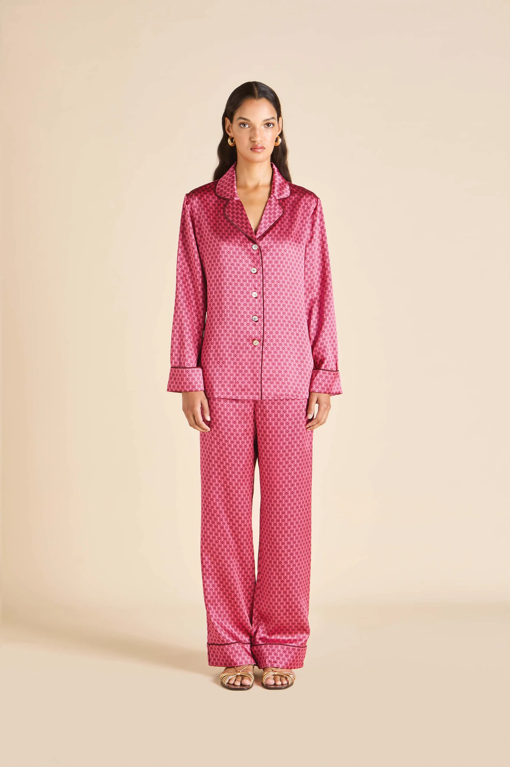 olivia-von-halle-lila-dita-pink-geometric-screen-printed-silk_satin-pyjamas-PS26006-1_13fa2507-410f-4bc4-b589-d037facb1549.jpg copy.png