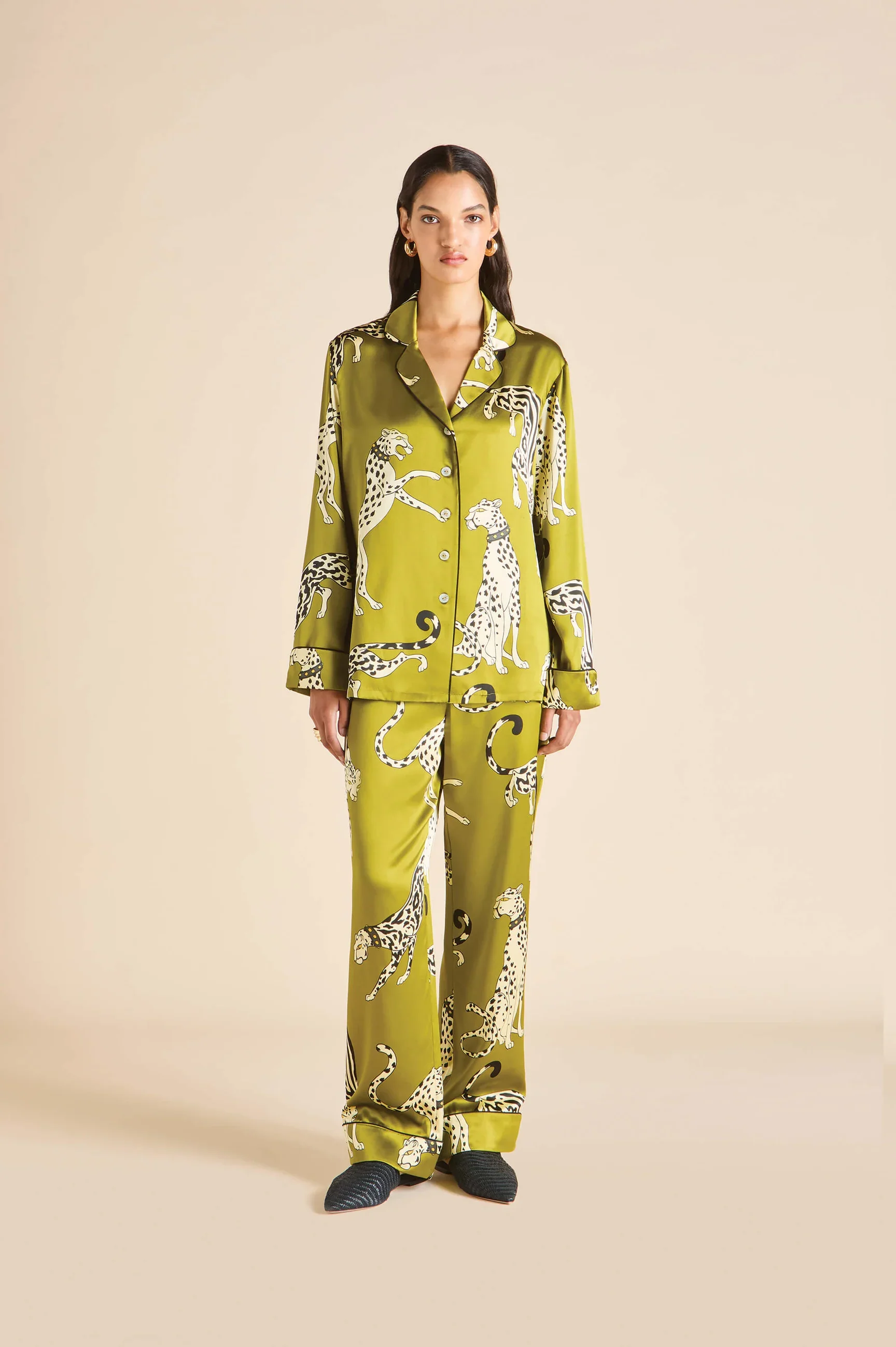 olivia-von-halle-lila-chanson-green-leopard-screen-printed-silk_satin-pyjamas-PS26005-1_62c82487-5a99-45f2-b666-8ceaef530a00.jpg.webp